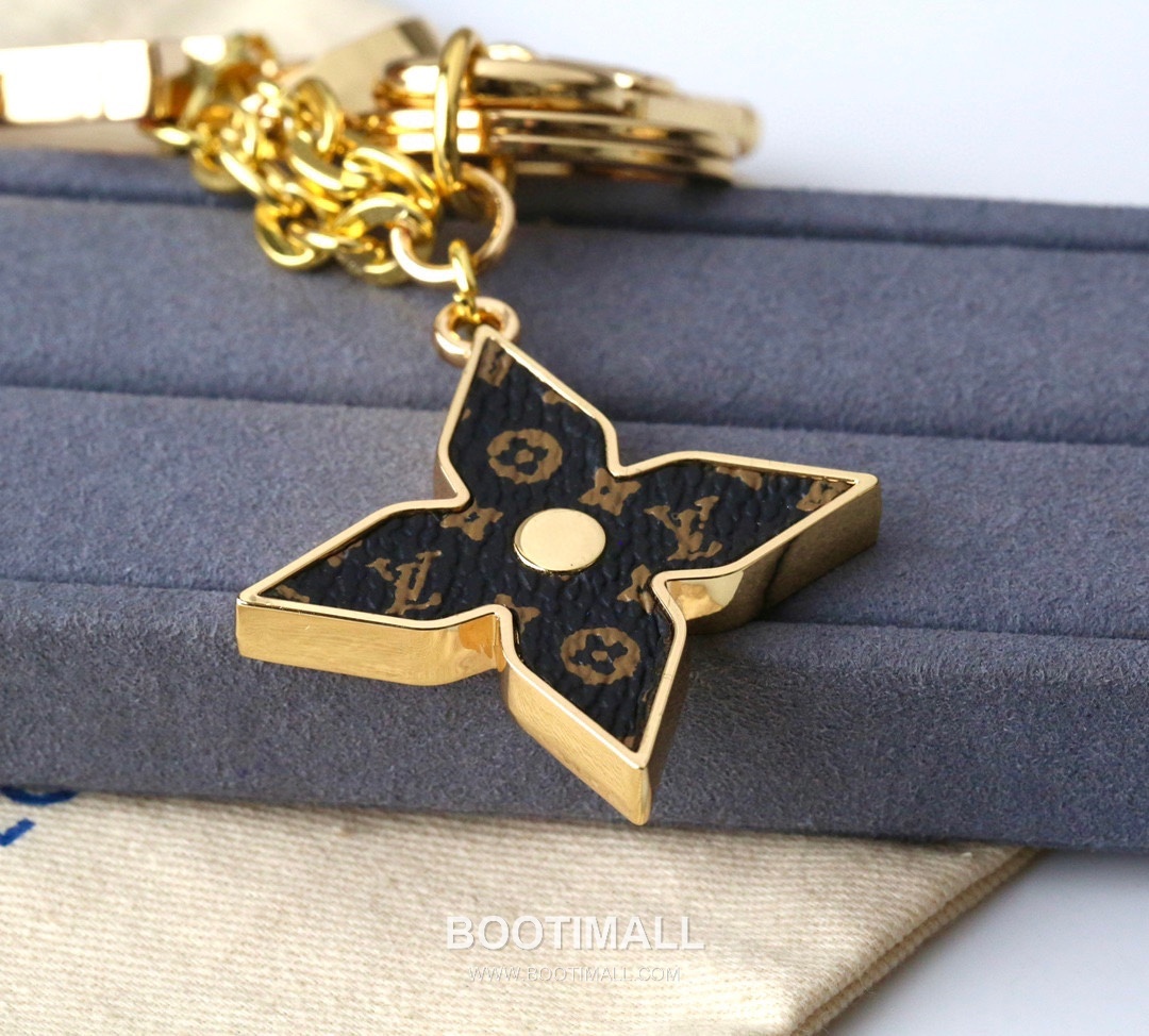 Louis Vuitton Logo Letter Floral Charm Metal Gold Keyring 루이비통 로고 레터 플로럴 참 메탈 골드 키링 3