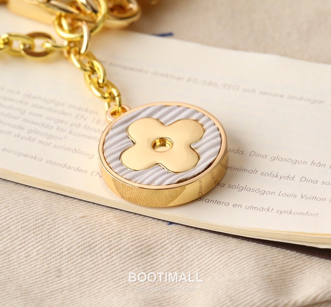 Louis Vuitton Logo Letter Floral Charm Metal Gold Keyring 루이비통 로고 레터 플로럴 참 메탈 골드 키링 5