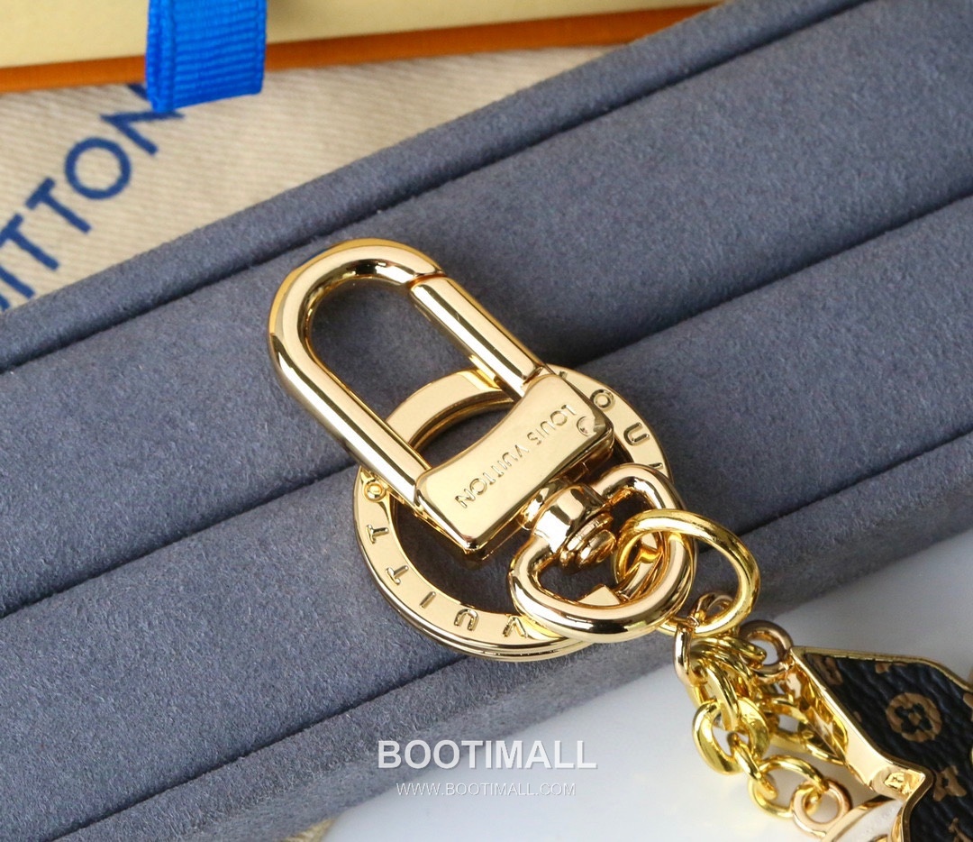 Louis Vuitton Logo Letter Floral Charm Metal Gold Keyring 루이비통 로고 레터 플로럴 참 메탈 골드 키링 6