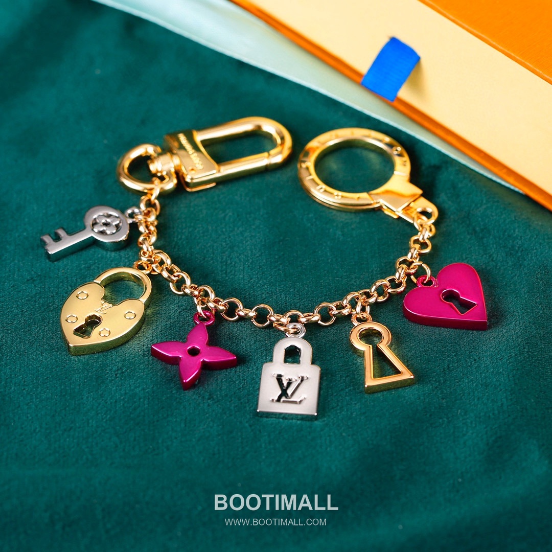 Louis Vuitton Chain Charm Padlock Heart Metal Gold Keyring 루이비통 체인 참 패드락 하트 메탈 골드 키링 1
