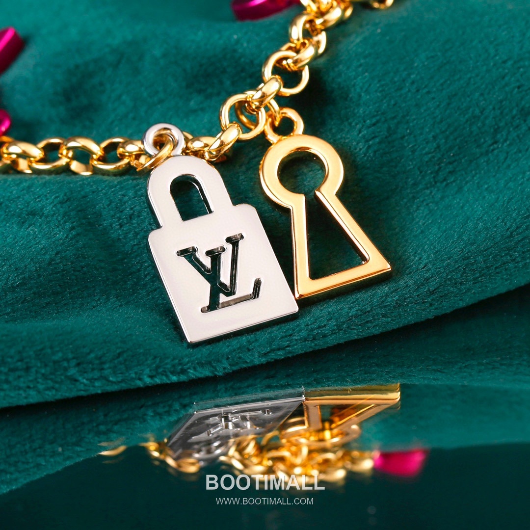 Louis Vuitton Chain Charm Padlock Heart Metal Gold Keyring 루이비통 체인 참 패드락 하트 메탈 골드 키링 2