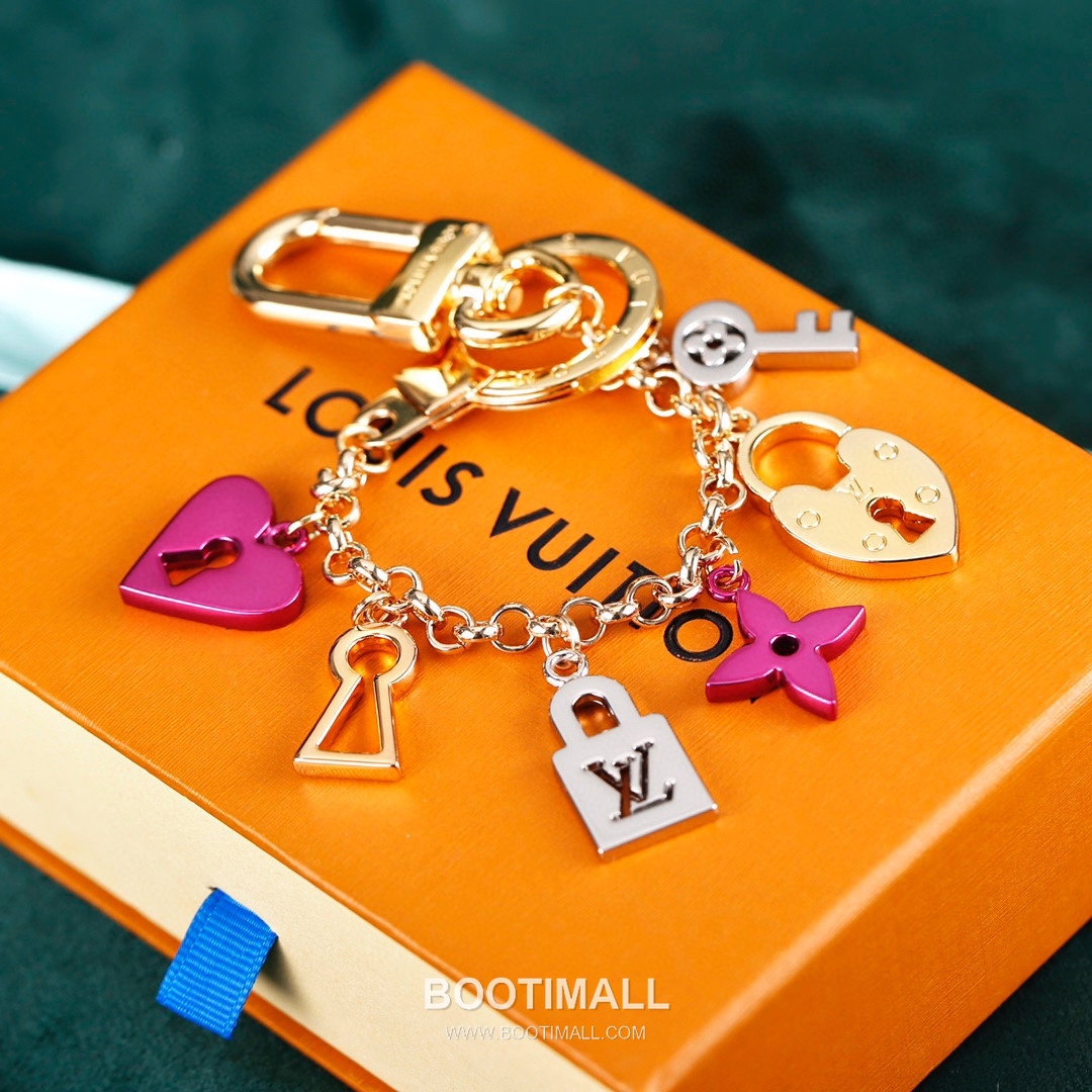 Louis Vuitton Chain Charm Padlock Heart Metal Gold Keyring 루이비통 체인 참 패드락 하트 메탈 골드 키링 6