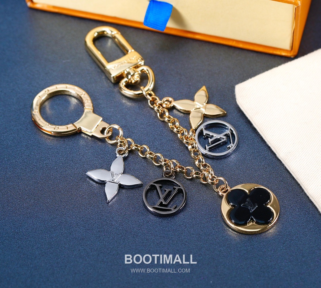 Louis Vuitton Monogram Flower Cutout Metal Black Keyring 루이비통 모노그램 플라워 컷아웃 메탈 블랙 키링 2