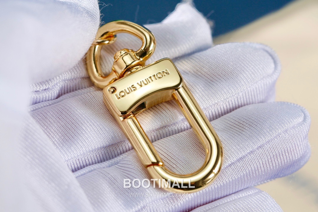 Louis Vuitton Monogram Flower Cutout Metal Black Keyring 루이비통 모노그램 플라워 컷아웃 메탈 블랙 키링 3