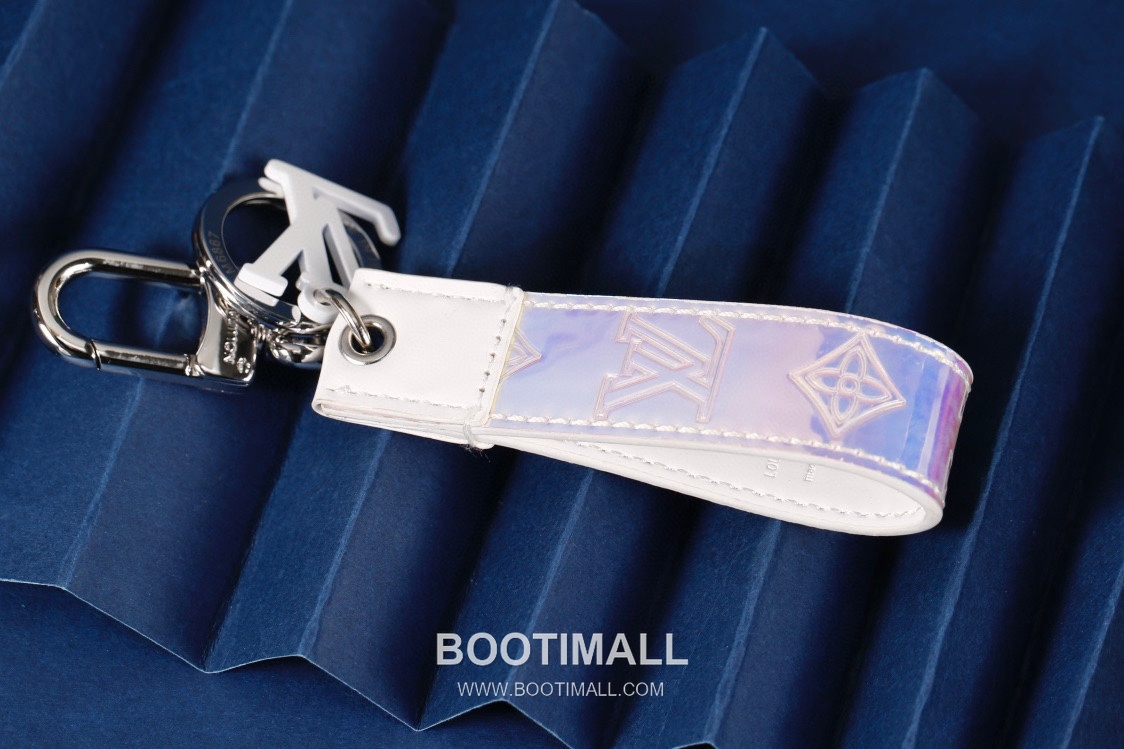 Louis Vuitton Monogram Gradient Logo Leather Silver Keychain 루이비통 모노그램 그라데이션 로고 가죽 실버 키링 1