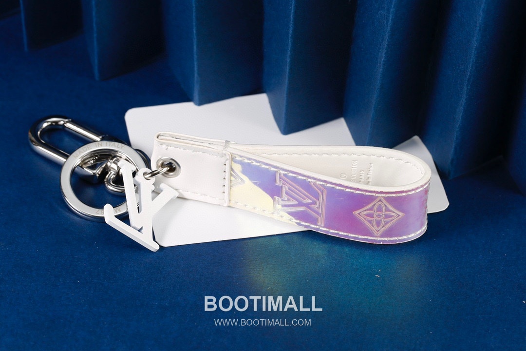 Louis Vuitton Monogram Gradient Logo Leather Silver Keychain 루이비통 모노그램 그라데이션 로고 가죽 실버 키링 2