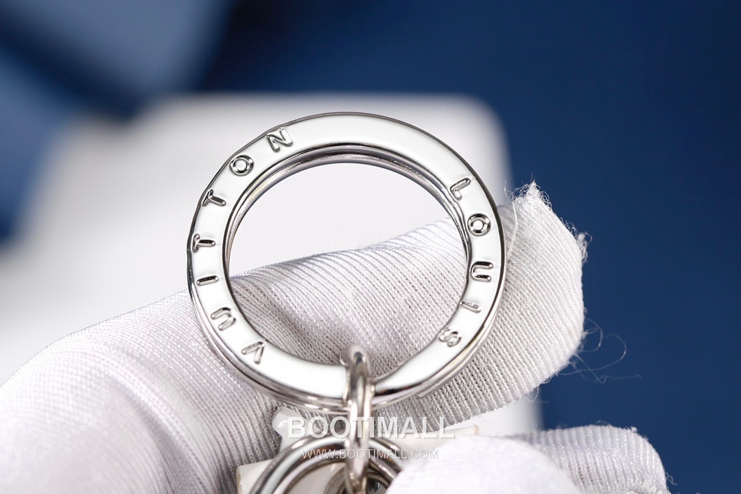 Louis Vuitton Monogram Gradient Logo Leather Silver Keychain 루이비통 모노그램 그라데이션 로고 가죽 실버 키링 3