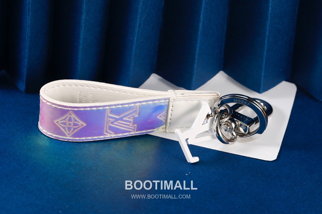 Louis Vuitton Monogram Gradient Logo Leather Silver Keychain 루이비통 모노그램 그라데이션 로고 가죽 실버 키링 4