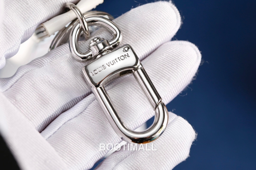Louis Vuitton Monogram Gradient Logo Leather Silver Keychain 루이비통 모노그램 그라데이션 로고 가죽 실버 키링 7