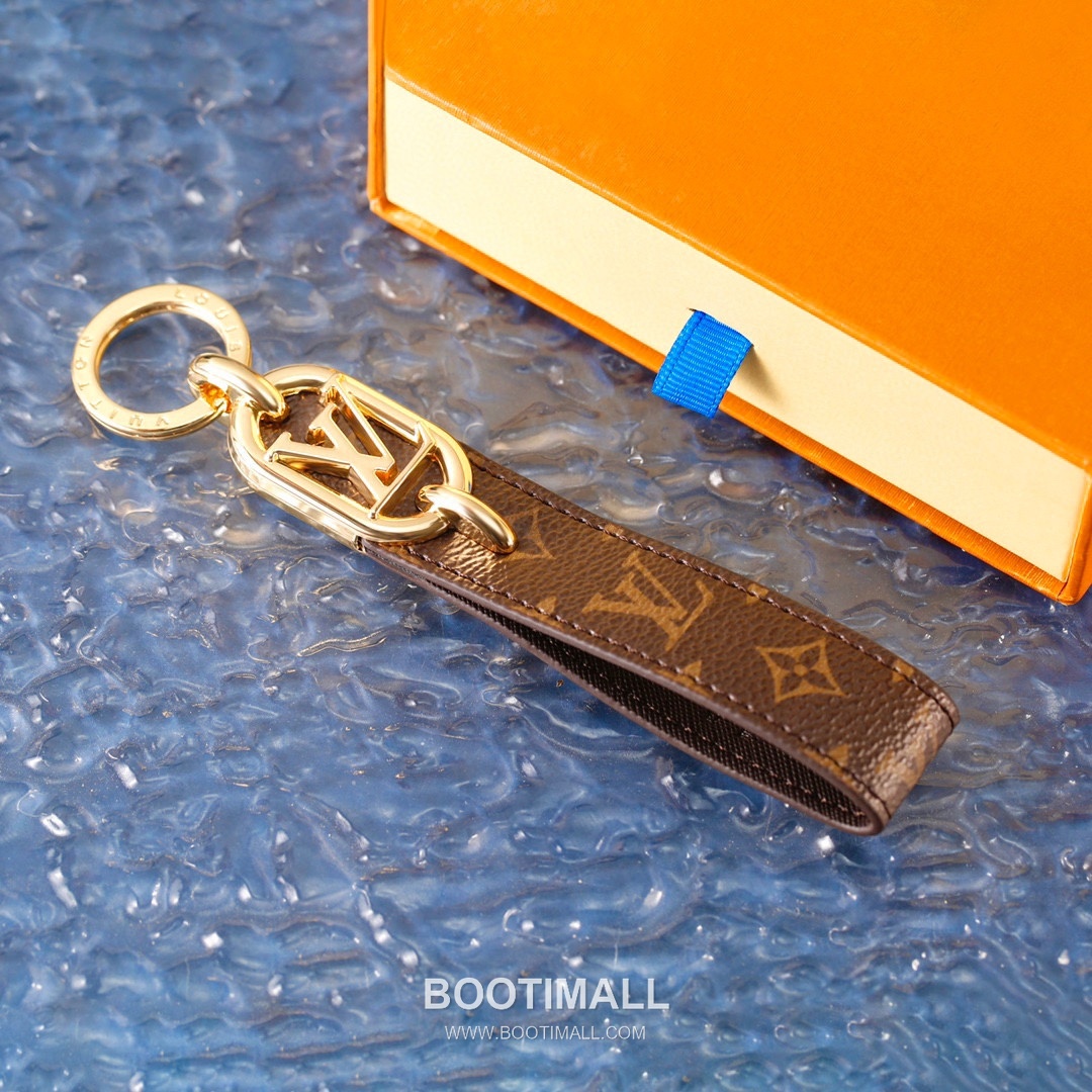 Louis Vuitton Circle Logo Monogram Metal Gold Keyring 루이비통 서클 로고 모노그램 메탈 골드 키링 2