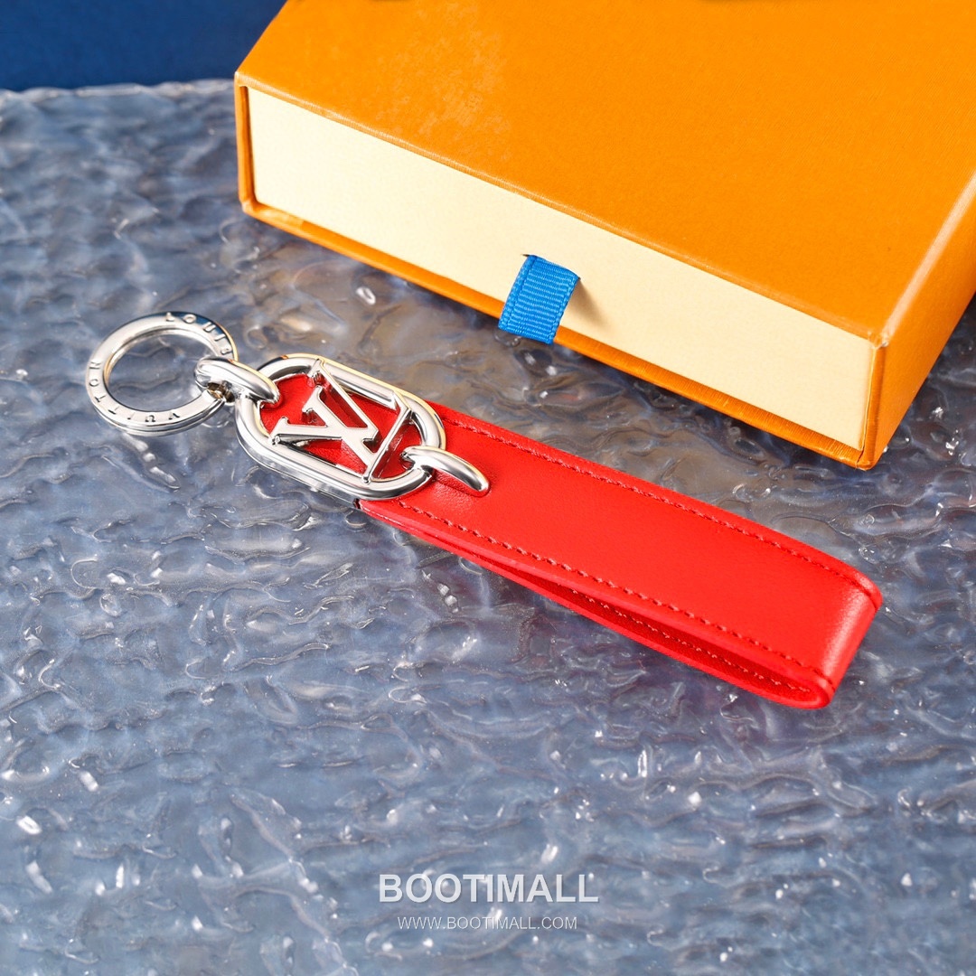 Louis Vuitton Circle Logo Pendant Monogram Canvas Silver Keyring 루이비통 서클 로고 펜던트 모노그램 캔버스 실버 키링 2