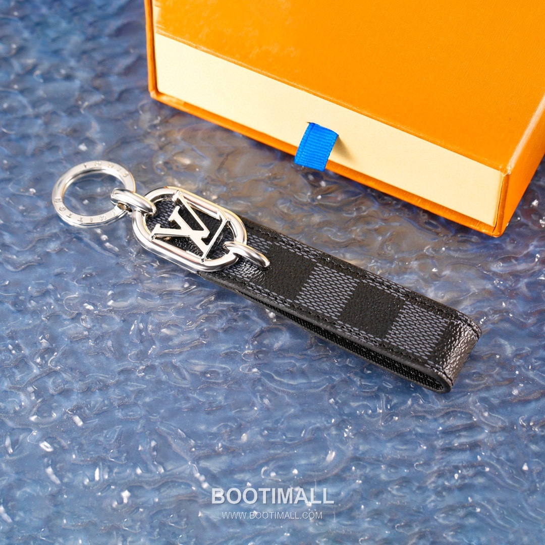 Louis Vuitton Circle Logo Pendant Monogram Canvas Silver Keyring 루이비통 서클 로고 펜던트 모노그램 캔버스 실버 키링 3