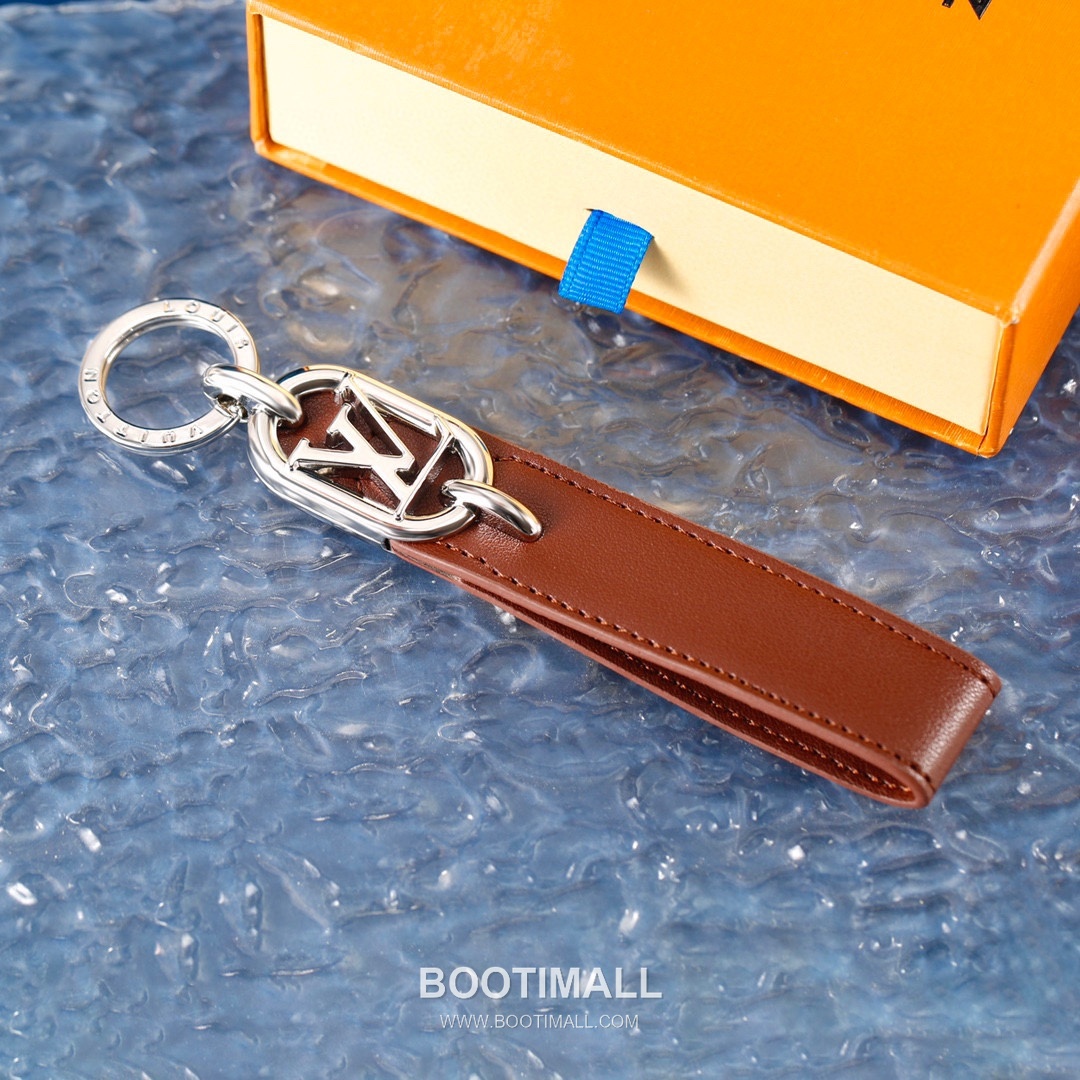Louis Vuitton Circle Logo Pendant Monogram Canvas Silver Keyring 루이비통 서클 로고 펜던트 모노그램 캔버스 실버 키링 4
