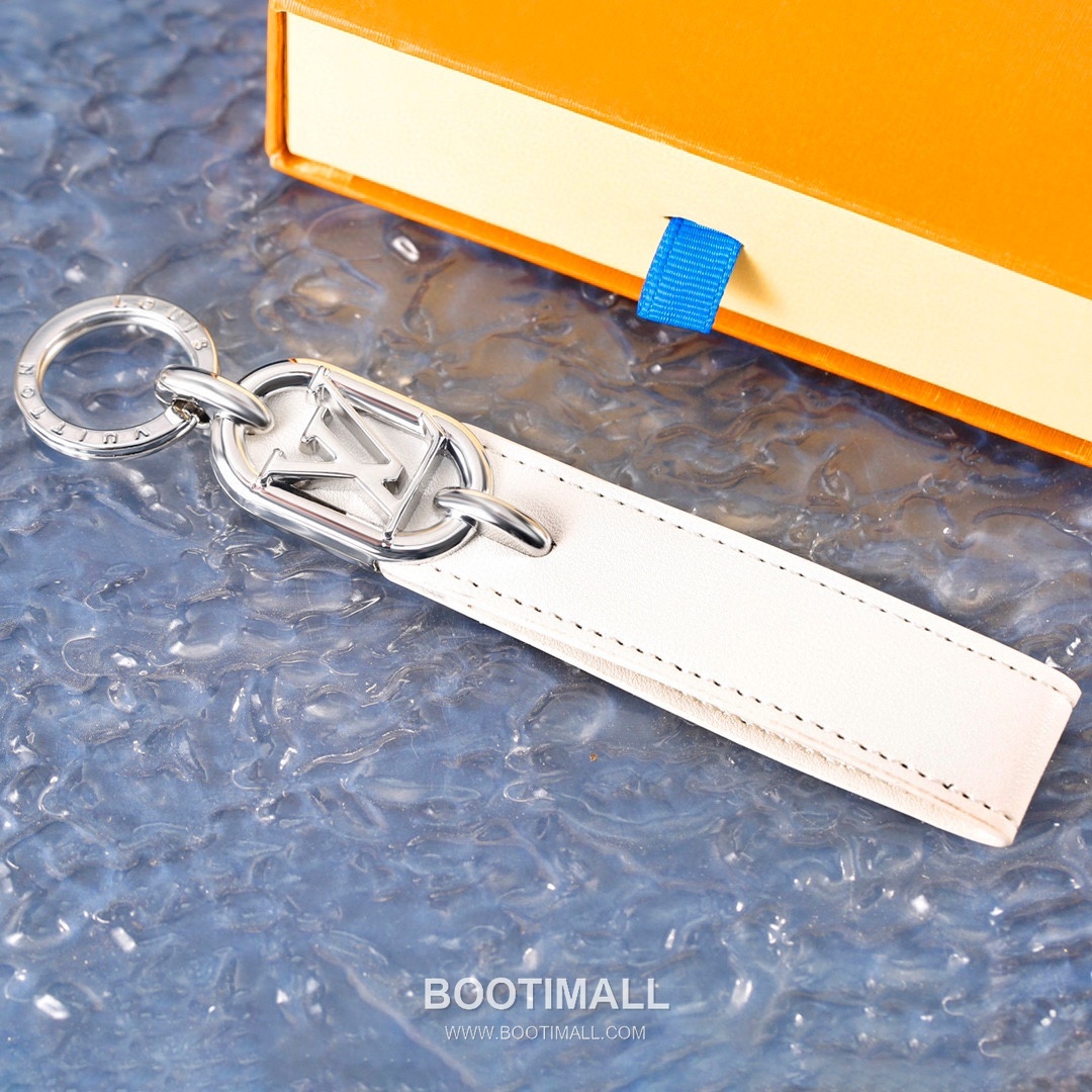 Louis Vuitton Circle Logo Pendant Monogram Canvas Silver Keyring 루이비통 서클 로고 펜던트 모노그램 캔버스 실버 키링 6
