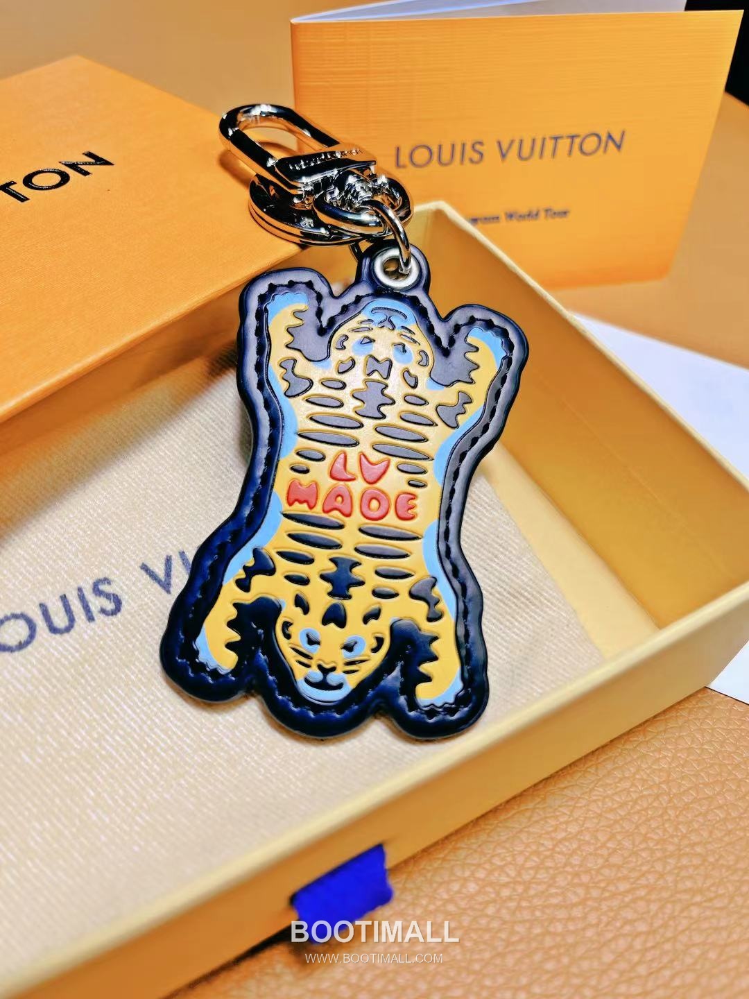 Louis Vuitton LV Made Tiger Monogram Canvas Bag Charm Key Holder 루이비통 LV 메이드 타이거 모노그램 캔버스 백참 키홀더 3