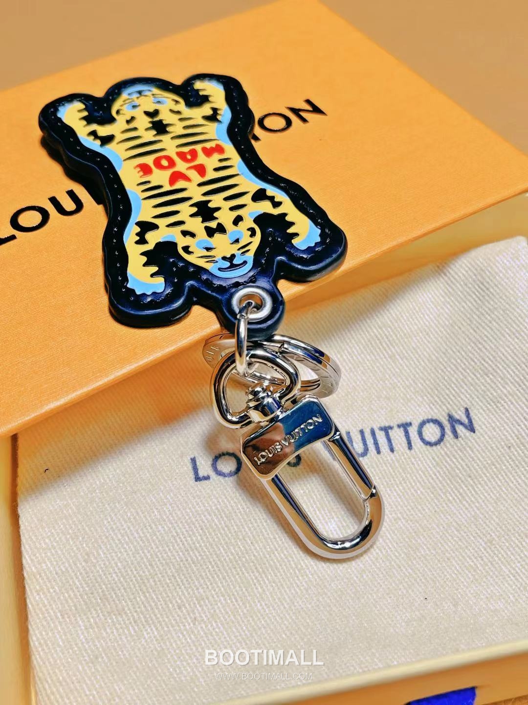 Louis Vuitton LV Made Tiger Monogram Canvas Bag Charm Key Holder 루이비통 LV 메이드 타이거 모노그램 캔버스 백참 키홀더 5