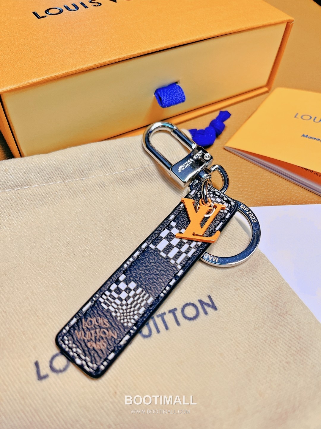 Louis Vuitton Anagram Distorted Damier Canvas Bag Charm Key Holder 루이비통 아나그램 디스토티드 다미에 캔버스 백참 키홀더 1