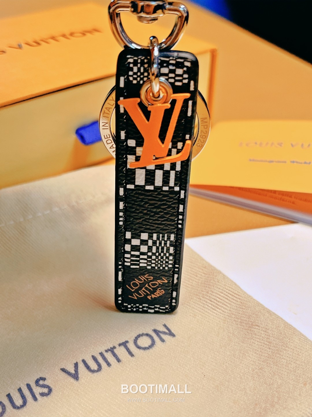 Louis Vuitton Anagram Distorted Damier Canvas Bag Charm Key Holder 루이비통 아나그램 디스토티드 다미에 캔버스 백참 키홀더 2