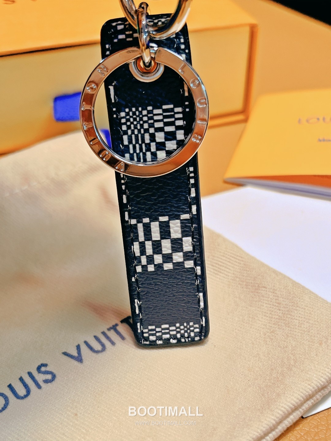 Louis Vuitton Anagram Distorted Damier Canvas Bag Charm Key Holder 루이비통 아나그램 디스토티드 다미에 캔버스 백참 키홀더 3
