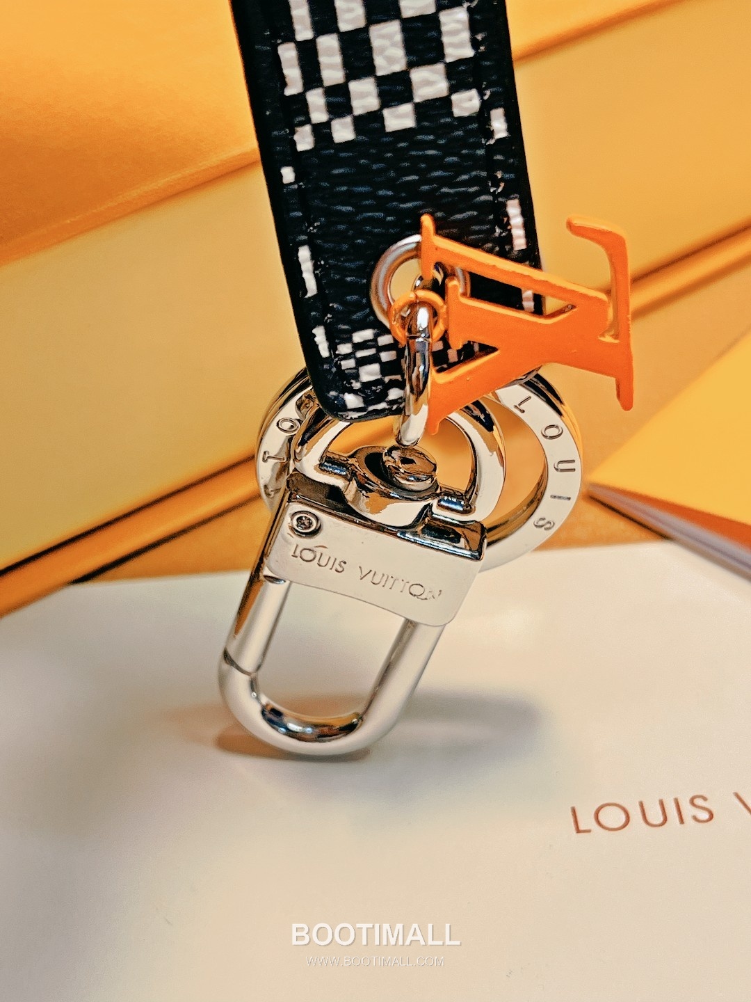 Louis Vuitton Anagram Distorted Damier Canvas Bag Charm Key Holder 루이비통 아나그램 디스토티드 다미에 캔버스 백참 키홀더 8