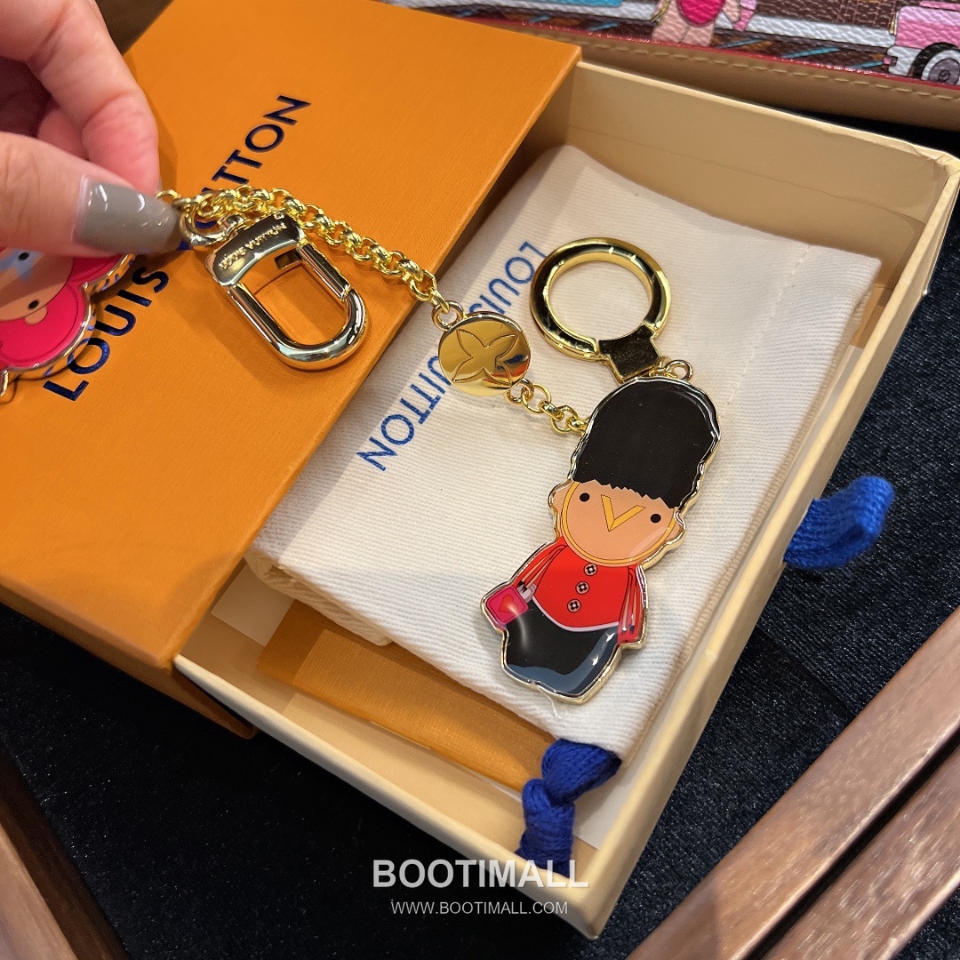 Louis Vuitton BFF Gaston Vivienne Monogram Bag Charm Key Holder 루이비통 BFF 가스통 비비엔 모노그램 백참 키홀더 2