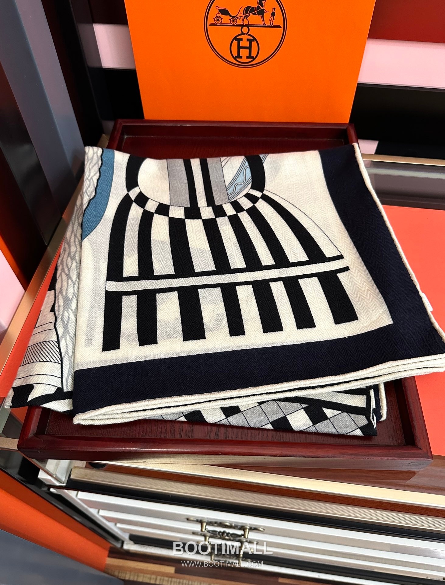 Hermes Ronds de Marche Silk, Cashmere Shawl 에르메스 롱드 드 마르슈 실크, 캐시미어 숄 140CM 2