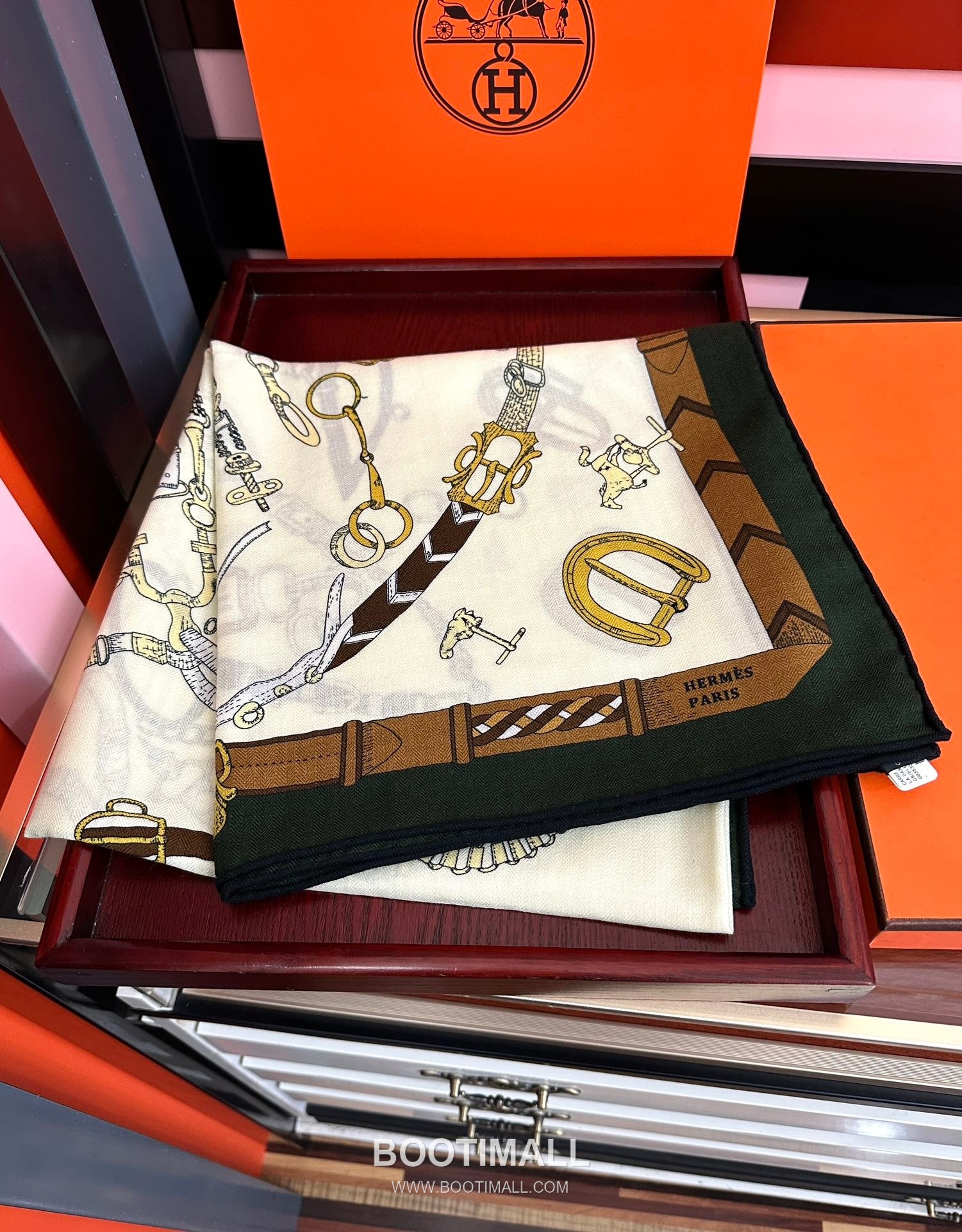 Reversible Tone-on-Tone Square Cashmere Silk Blend Scarf 리버서블 톤온톤 스퀘어 캐시미어 실크 블렌드 스카프 140CM 2