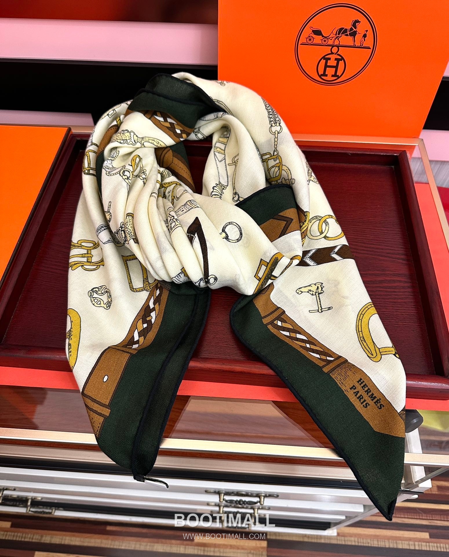 Reversible Tone-on-Tone Square Cashmere Silk Blend Scarf 리버서블 톤온톤 스퀘어 캐시미어 실크 블렌드 스카프 140CM 3