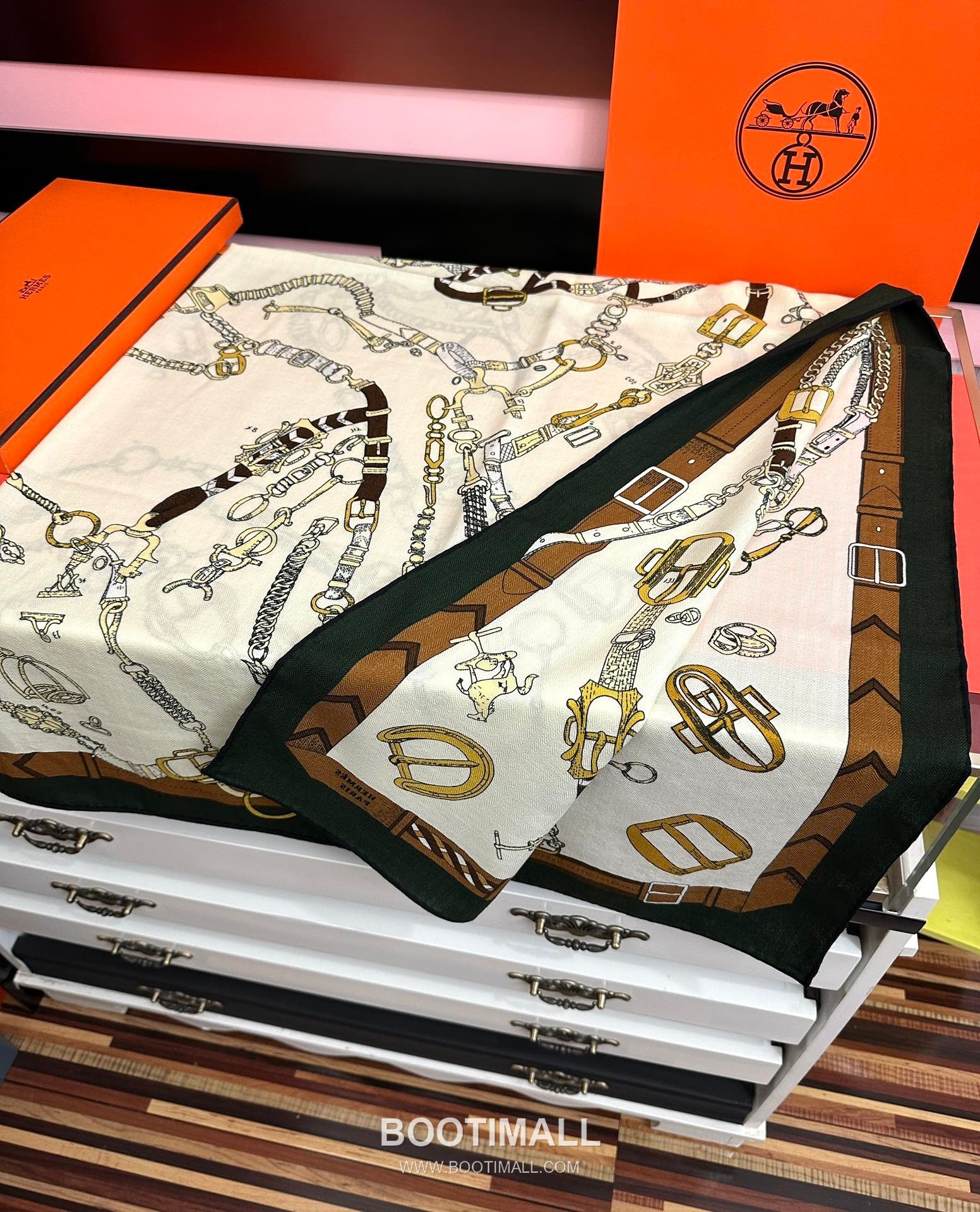 Reversible Tone-on-Tone Square Cashmere Silk Blend Scarf 리버서블 톤온톤 스퀘어 캐시미어 실크 블렌드 스카프 140CM 4