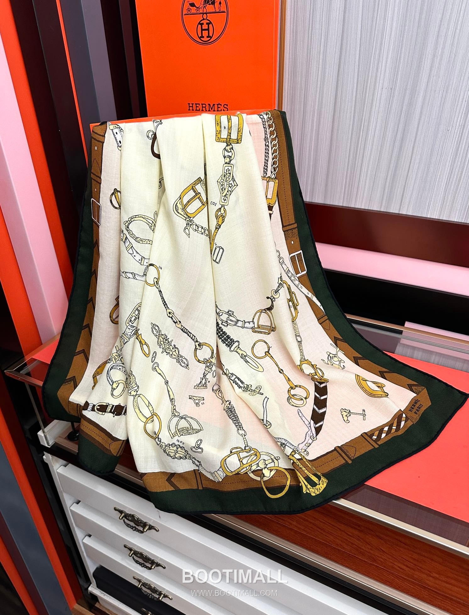 Reversible Tone-on-Tone Square Cashmere Silk Blend Scarf 리버서블 톤온톤 스퀘어 캐시미어 실크 블렌드 스카프 140CM 5