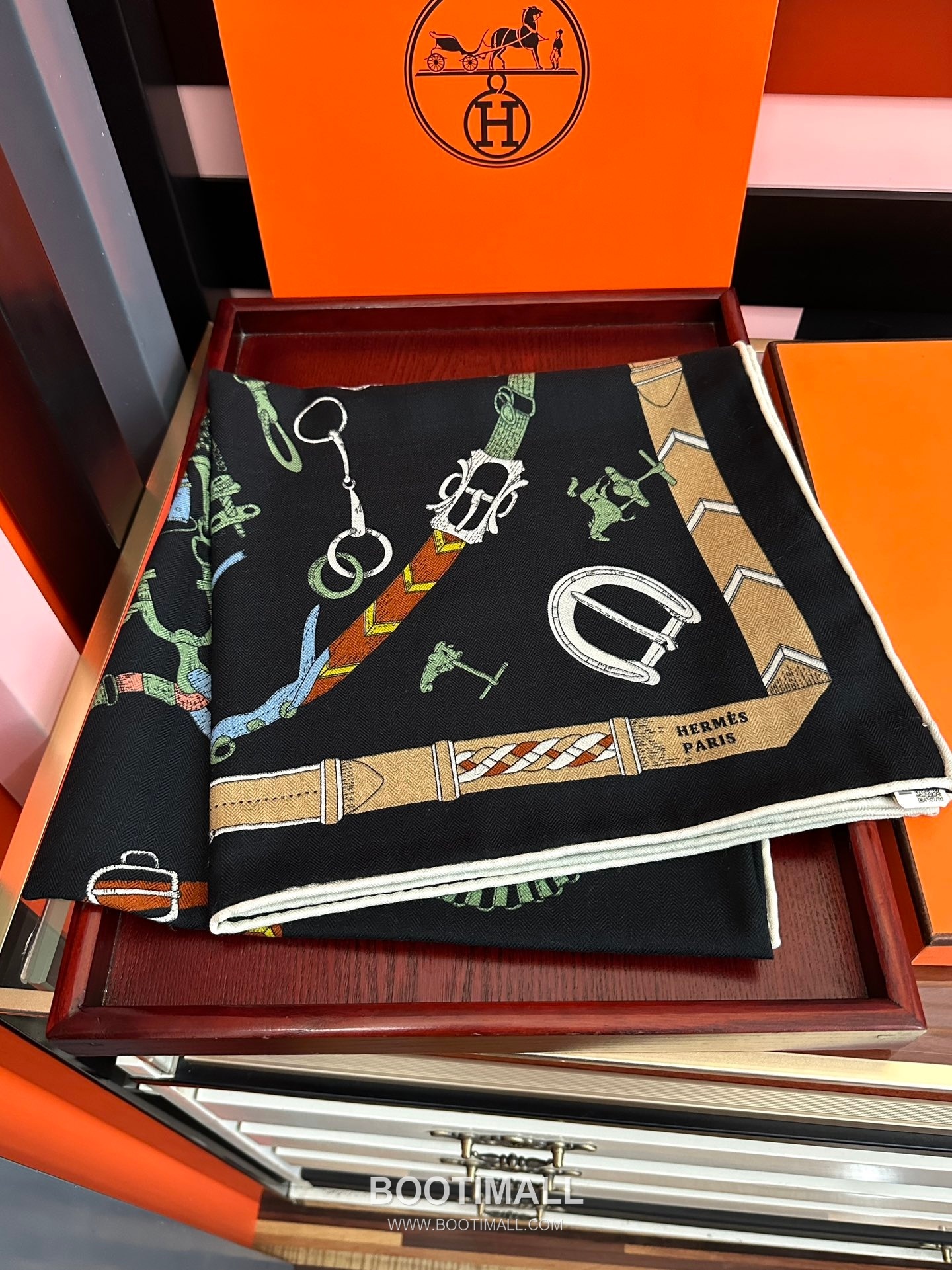 Reversible Tone-on-Tone Square Cashmere Silk Blend Scarf 리버서블 톤온톤 스퀘어 캐시미어 실크 블렌드 스카프 140cm 2