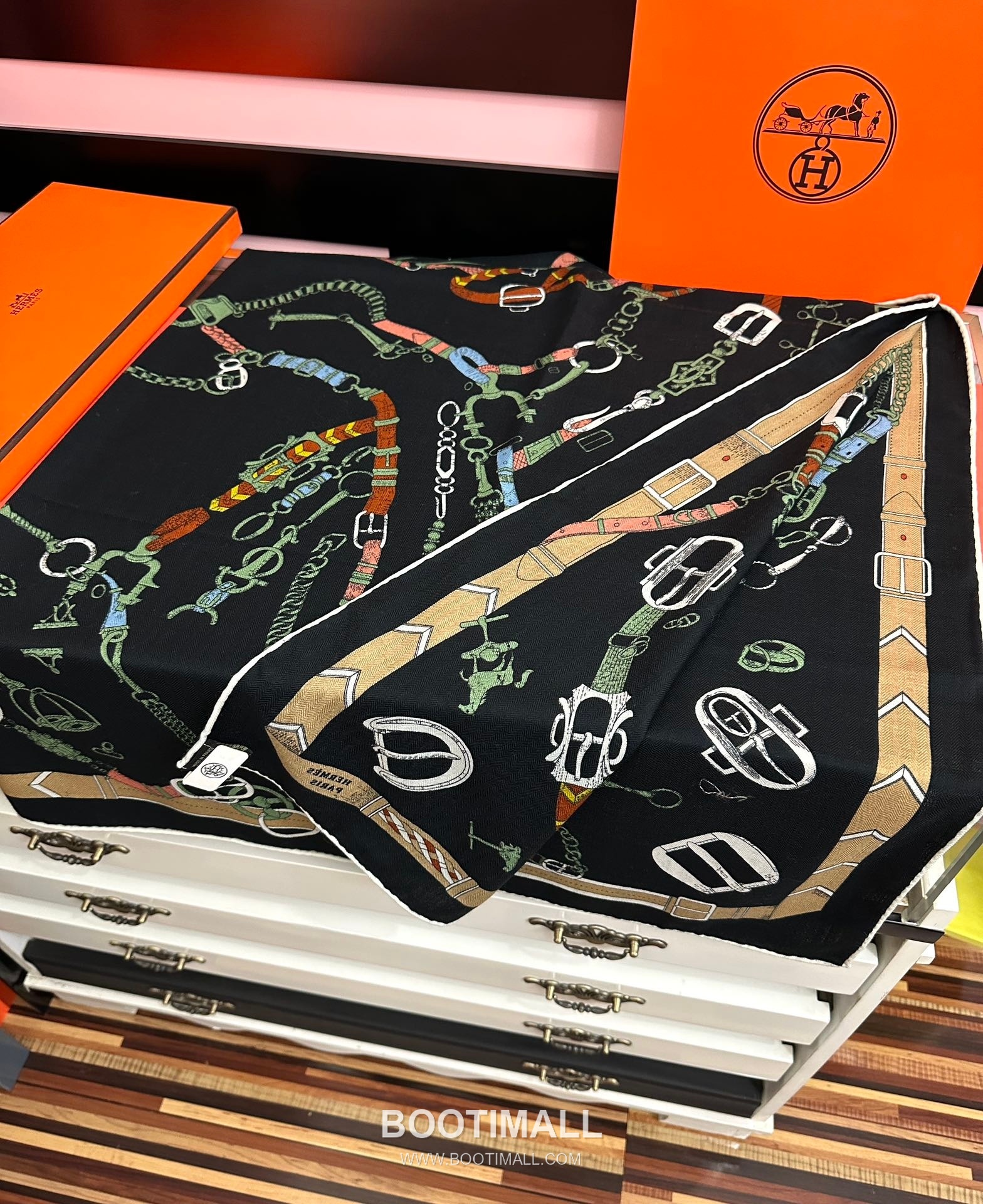 Reversible Tone-on-Tone Square Cashmere Silk Blend Scarf 리버서블 톤온톤 스퀘어 캐시미어 실크 블렌드 스카프 140cm 4