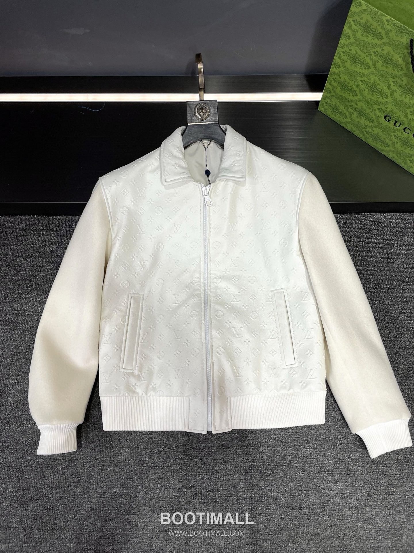 Louis Vuitton 2026 Embossed Leather Jacket Lambskin, Cashmere Black 루이비통 2026 엠보스 가죽 재킷 양가죽, 캐시미어 블랙 1