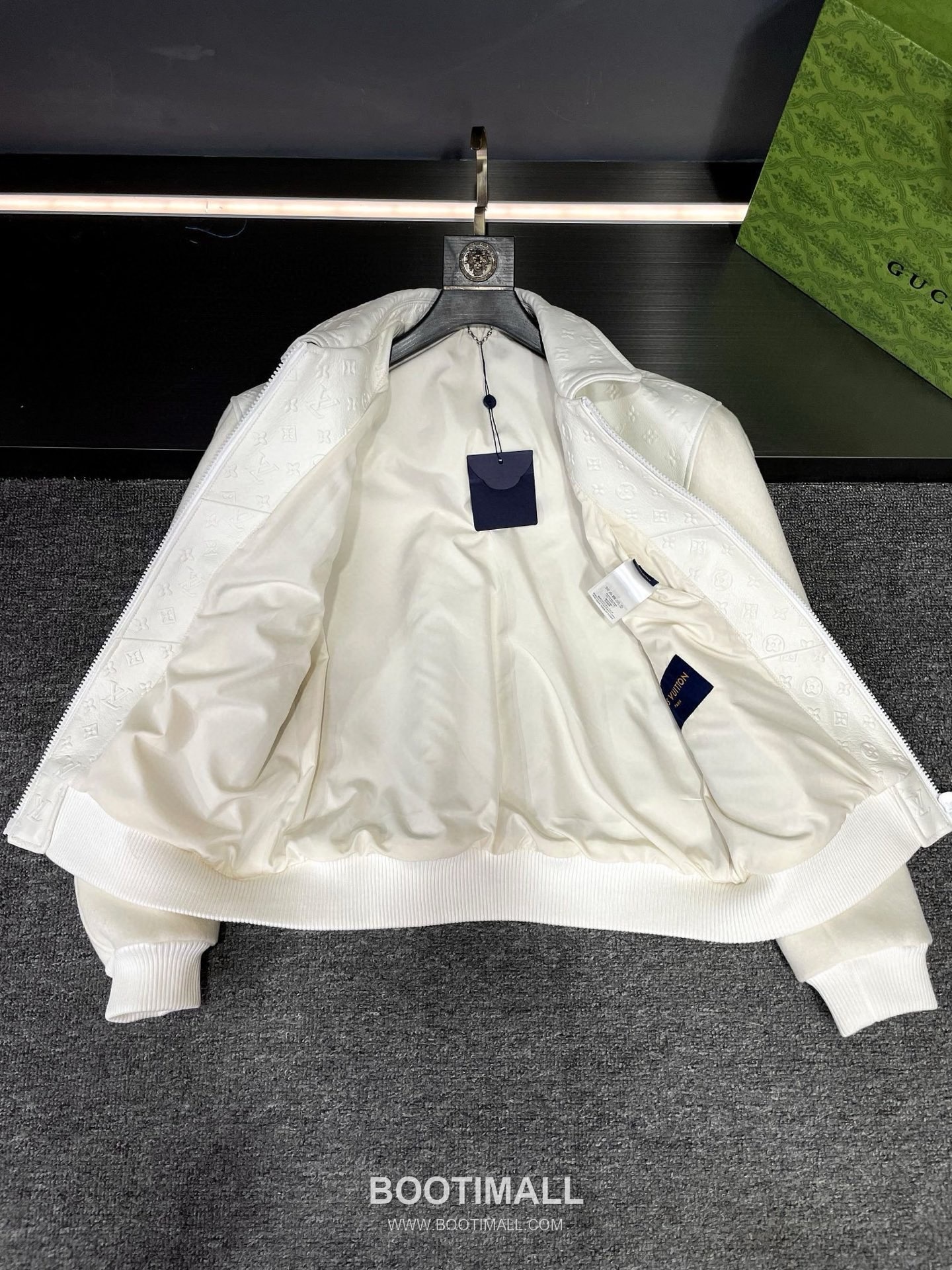 Louis Vuitton 2026 Embossed Leather Jacket Lambskin, Cashmere Black 루이비통 2026 엠보스 가죽 재킷 양가죽, 캐시미어 블랙 2