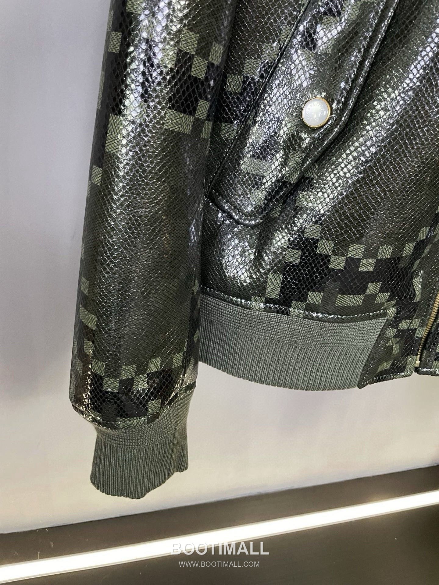 Louis Vuitton Snakeskin-Embossed Damier Leather Jacket Lambskin 루이비통 스네이크 엠보스드 다미에 가죽 재킷 양가죽 19