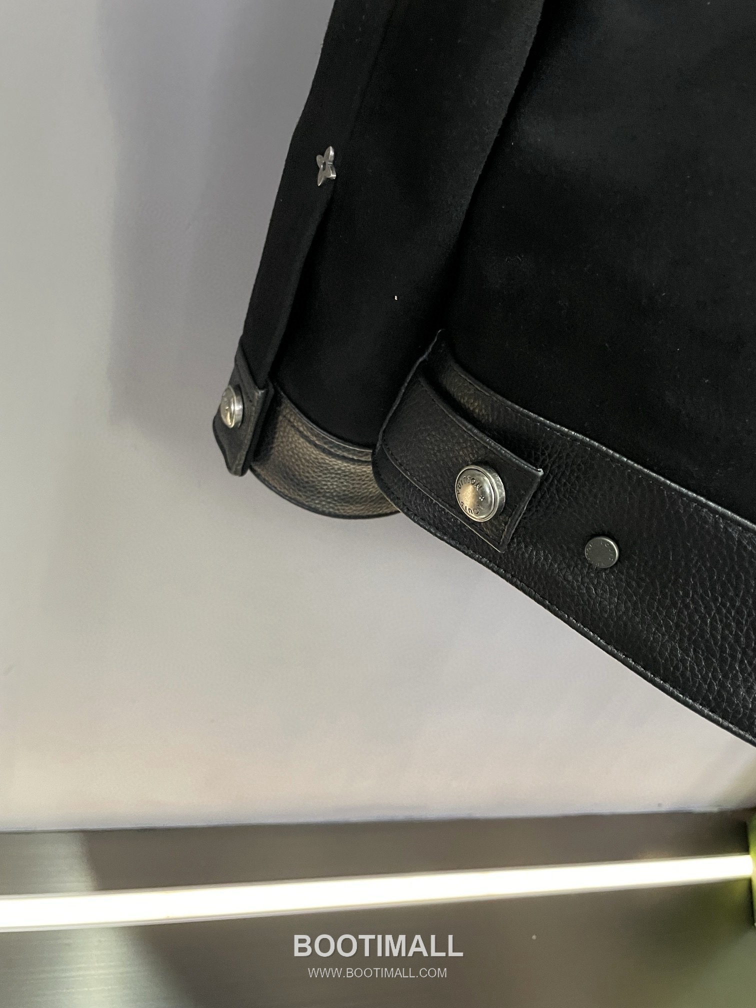 Louis Vuitton Laser-Perforated Shearling Jacket Lambskin Black Leather 루이비통 레이저 펀칭 시어링 재킷 양가죽 블랙 가죽 23