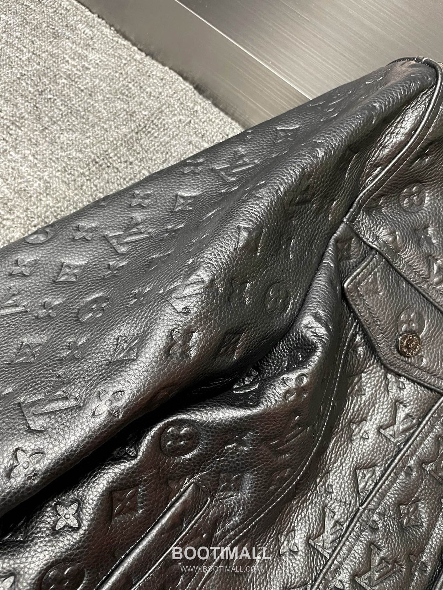Louis Vuitton Monogram Embossed Leather Jacket Calfskin 루이비통 모노그램 엠보스드 레더 재킷 송아지가죽 10