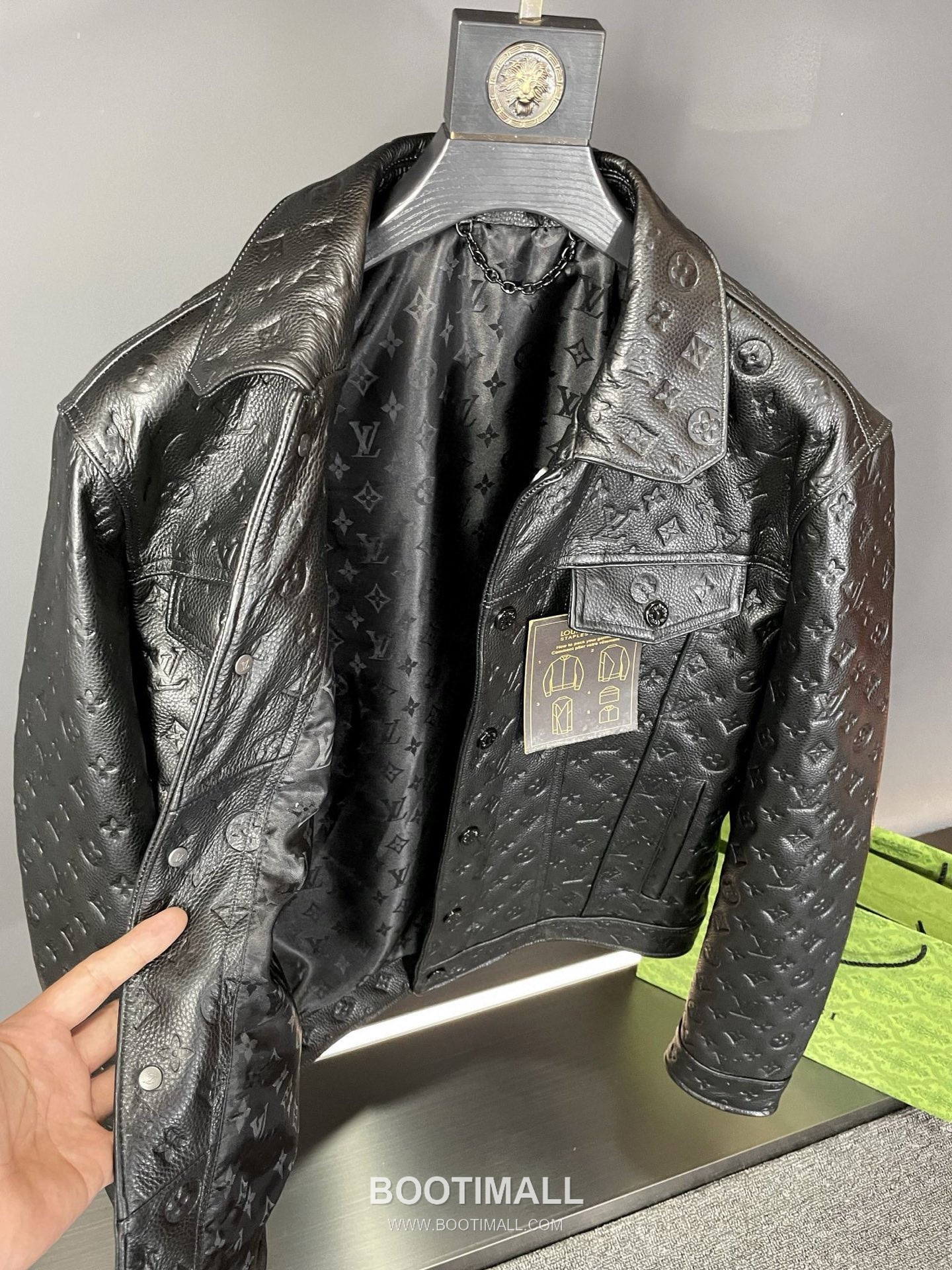 Louis Vuitton Monogram Embossed Leather Jacket Calfskin 루이비통 모노그램 엠보스드 레더 재킷 송아지가죽 12