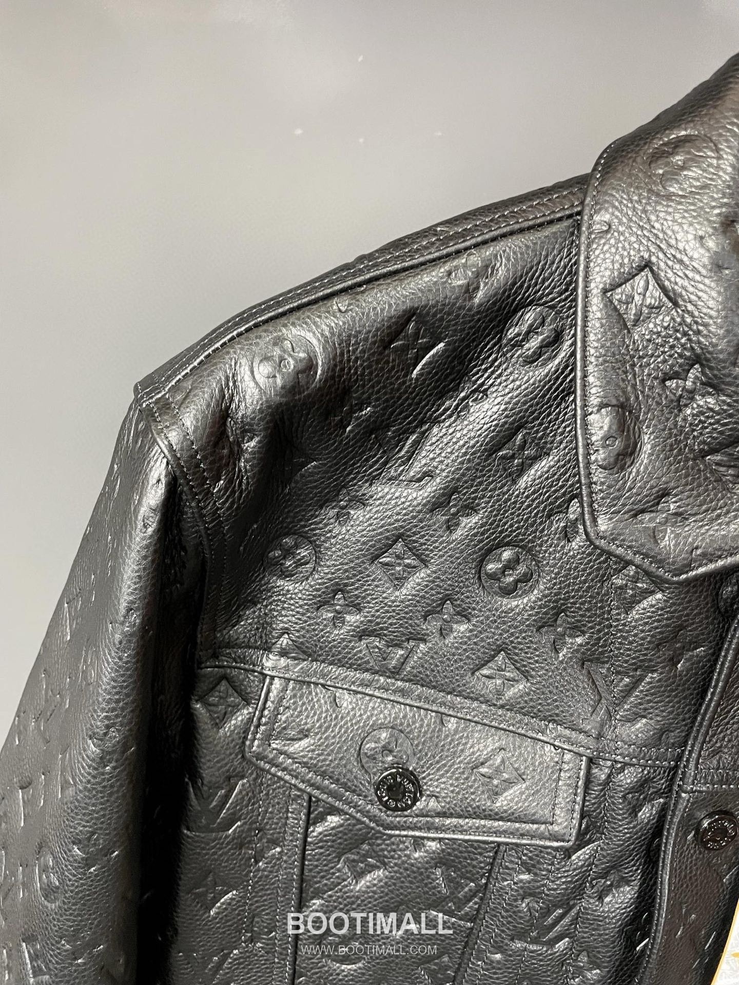 Louis Vuitton Monogram Embossed Leather Jacket Calfskin 루이비통 모노그램 엠보스드 레더 재킷 송아지가죽 16