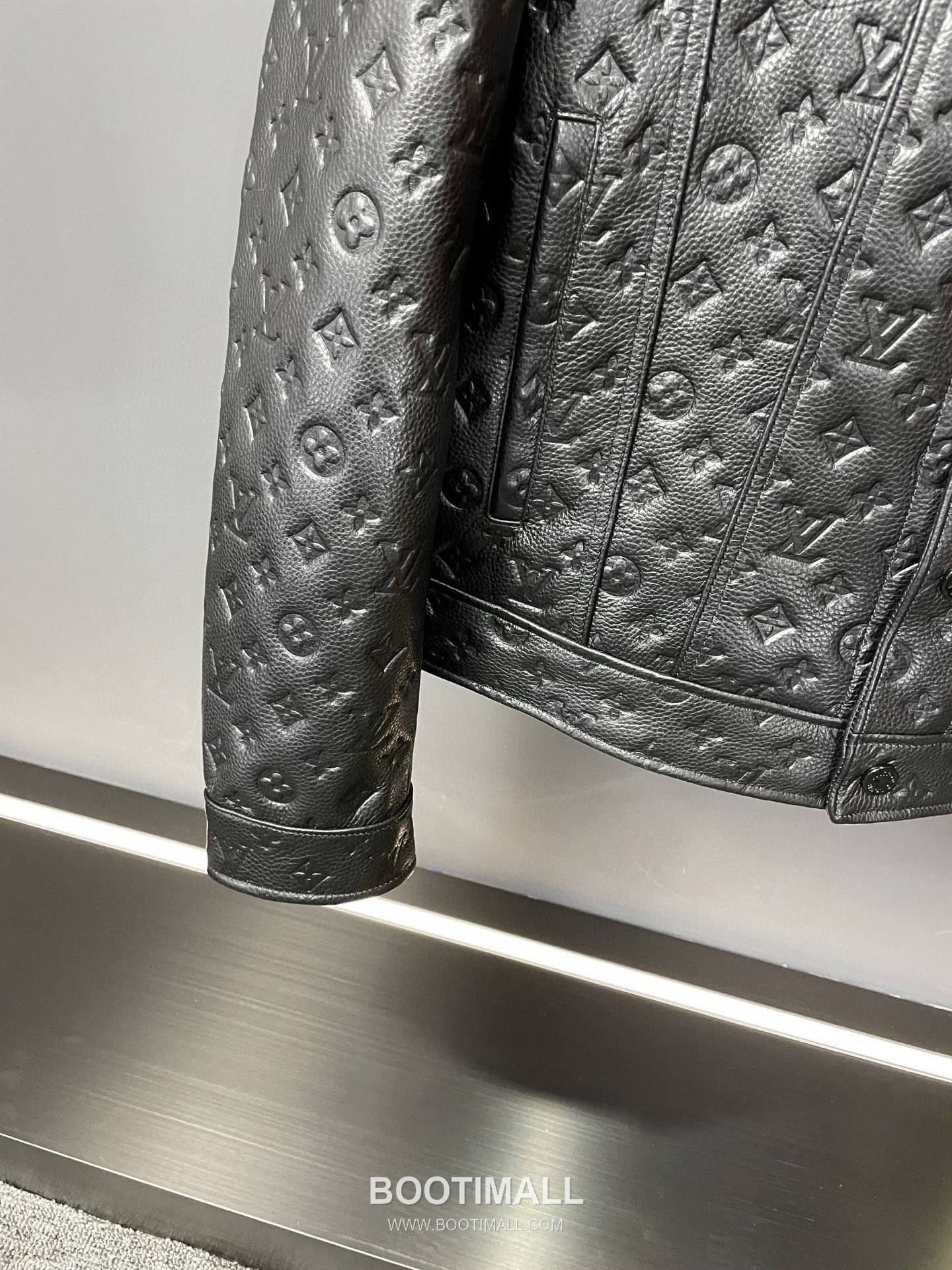 Louis Vuitton Monogram Embossed Leather Jacket Calfskin 루이비통 모노그램 엠보스드 레더 재킷 송아지가죽 17