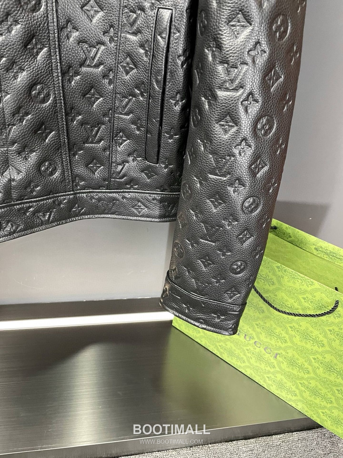 Louis Vuitton Monogram Embossed Leather Jacket Calfskin 루이비통 모노그램 엠보스드 레더 재킷 송아지가죽 18