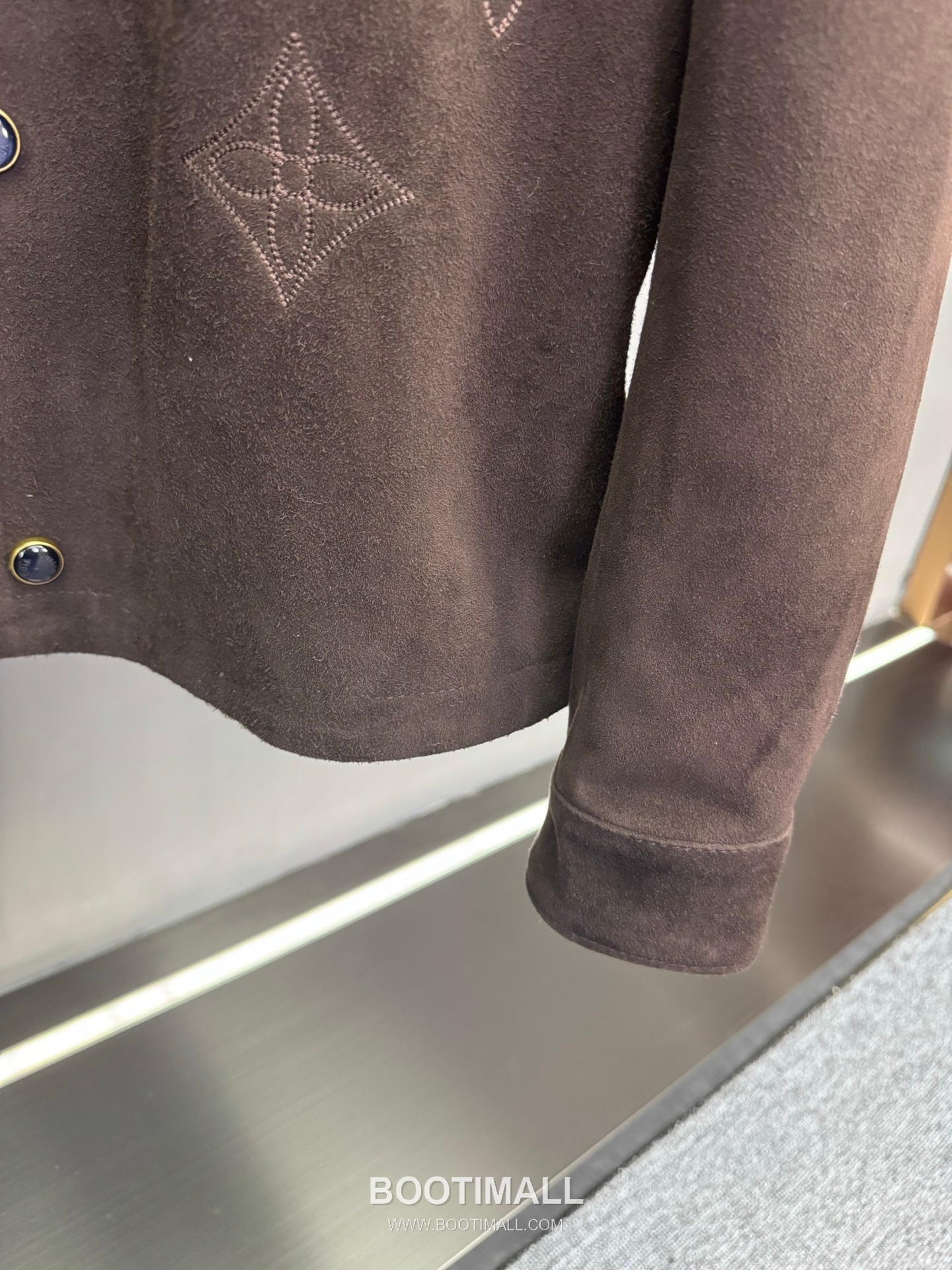 Louis Vuitton Monogram Embroidered Suede Lambskin Outerwear Brown Jacket 루이비통 모노그램 자수 스웨이드 양가죽 아우터 브라운 자켓 23