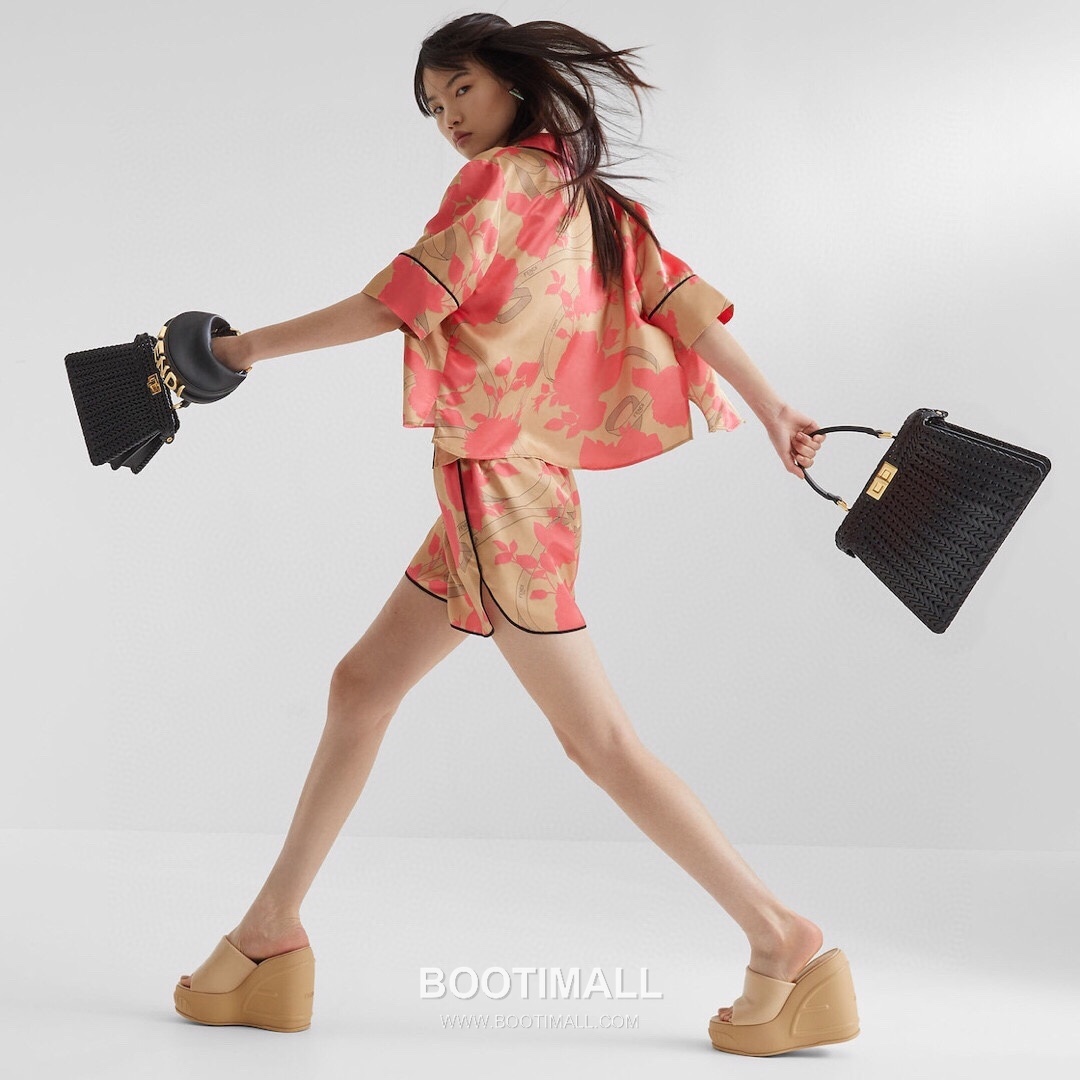 Fendi Peekaboo ISeeU Mini Imported Leather Beige Top Handle Bag 펜디 피카부 아이씨유 미니 수입 가죽 베이지 탑핸들백 20cm 10