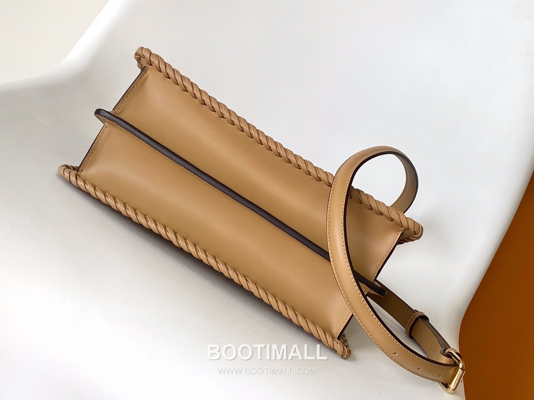 Fendi Peekaboo ISeeU Leather Top Handle Bag 펜디 피카부 아이씨유 가죽 탑핸들백 27cm 9