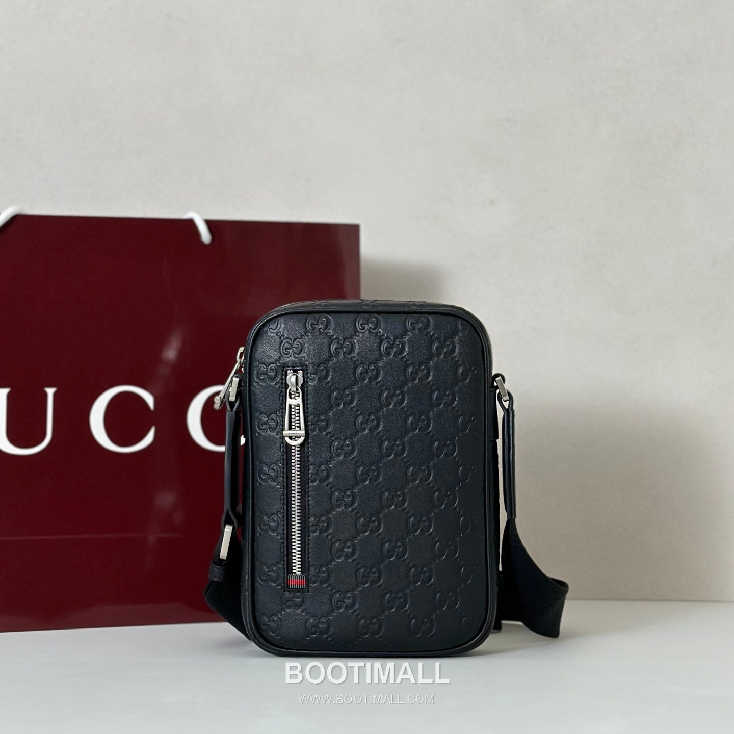 Gucci GG Emblem Embossed Print Glossy Leather Crossbody Bag 구찌 GG 엠블럼 엠보스드 프린트 글로시 레더 크로스백 23cm 2