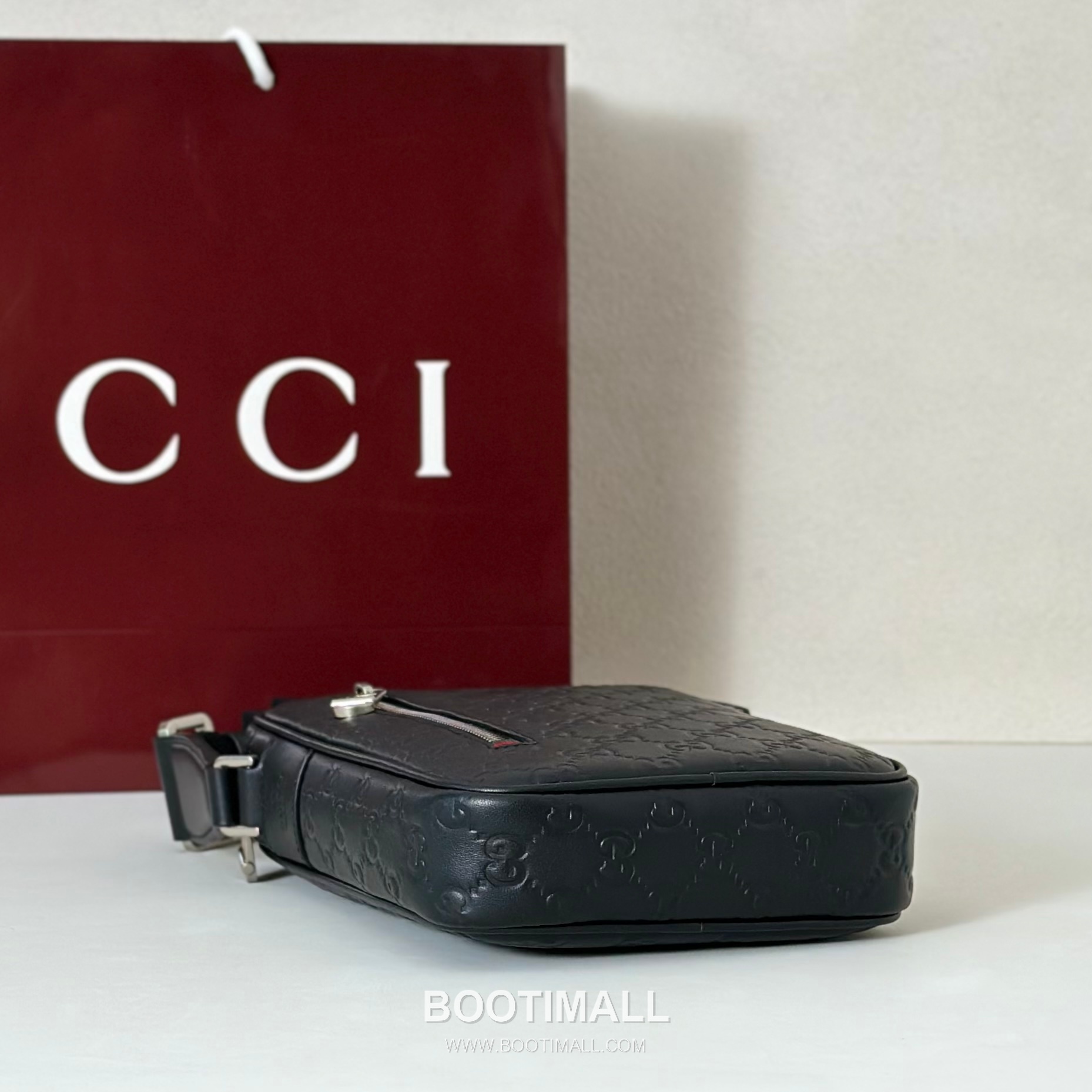 Gucci GG Emblem Embossed Print Glossy Leather Crossbody Bag 구찌 GG 엠블럼 엠보스드 프린트 글로시 레더 크로스백 23cm 5