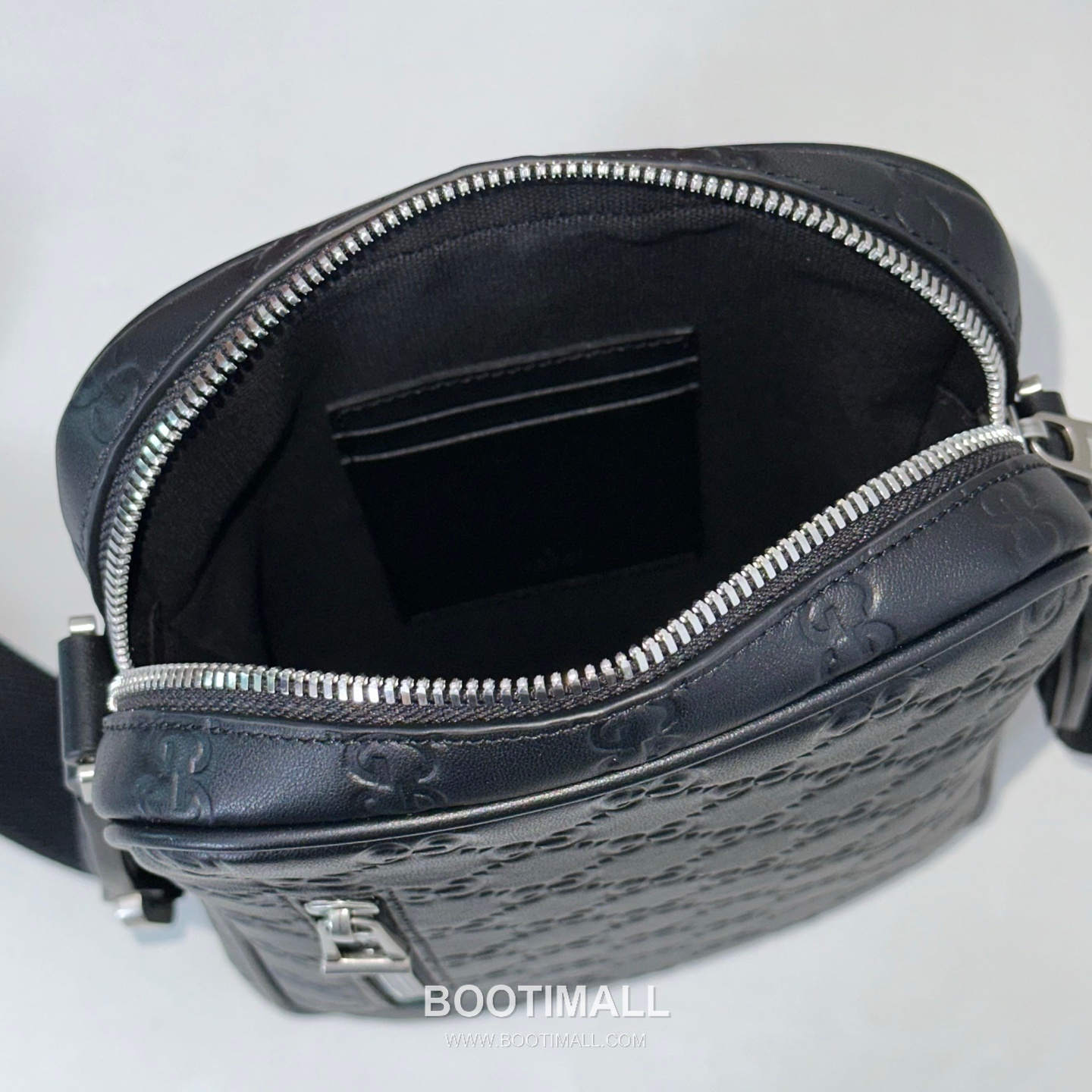 Gucci GG Emblem Embossed Print Glossy Leather Crossbody Bag 구찌 GG 엠블럼 엠보스드 프린트 글로시 레더 크로스백 23cm 7