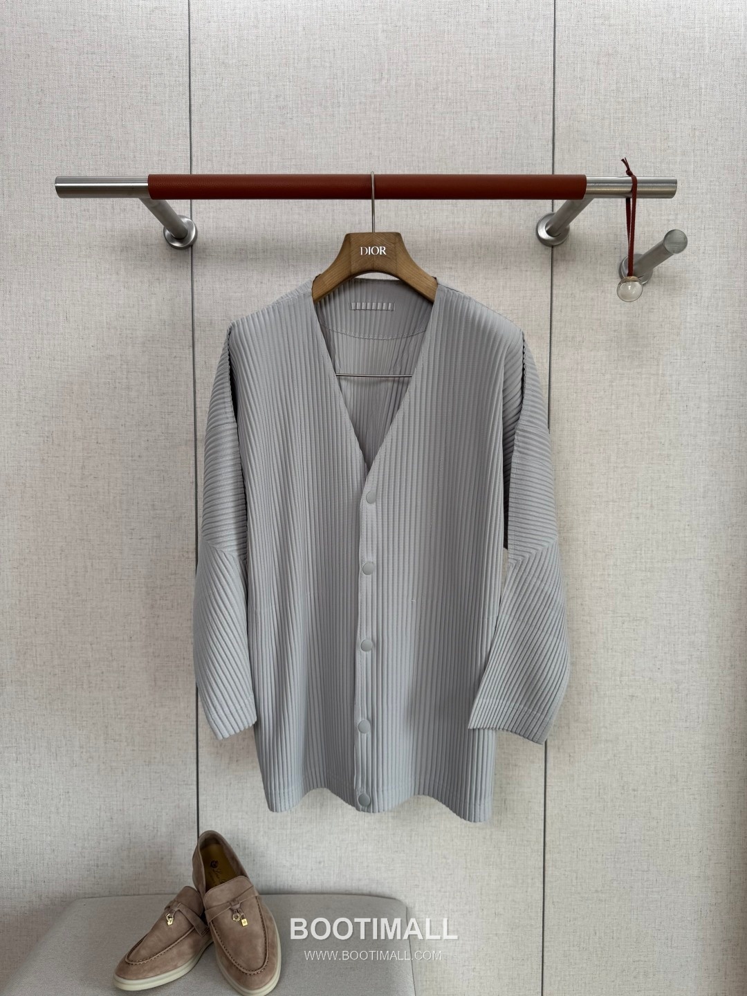 Issey Miyake Vertical Ribbed V-Neck Button Cardigan 이세이 미야케 버티컬 리브드 브이넥 버튼 카디건 1