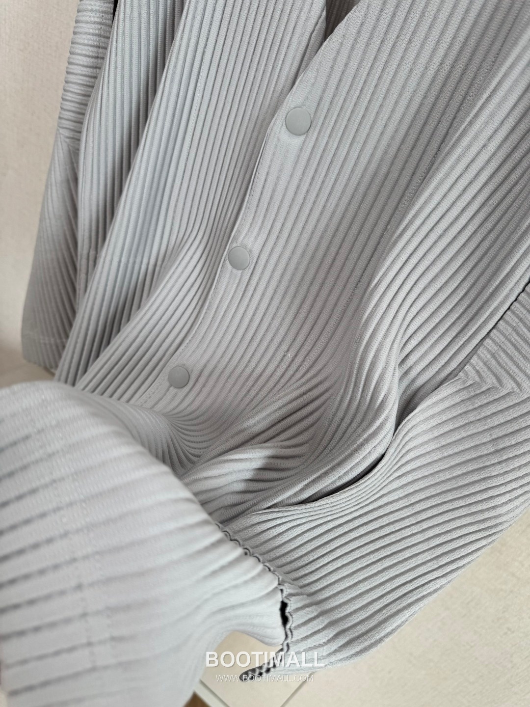 Issey Miyake Vertical Ribbed V-Neck Button Cardigan 이세이 미야케 버티컬 리브드 브이넥 버튼 카디건 4