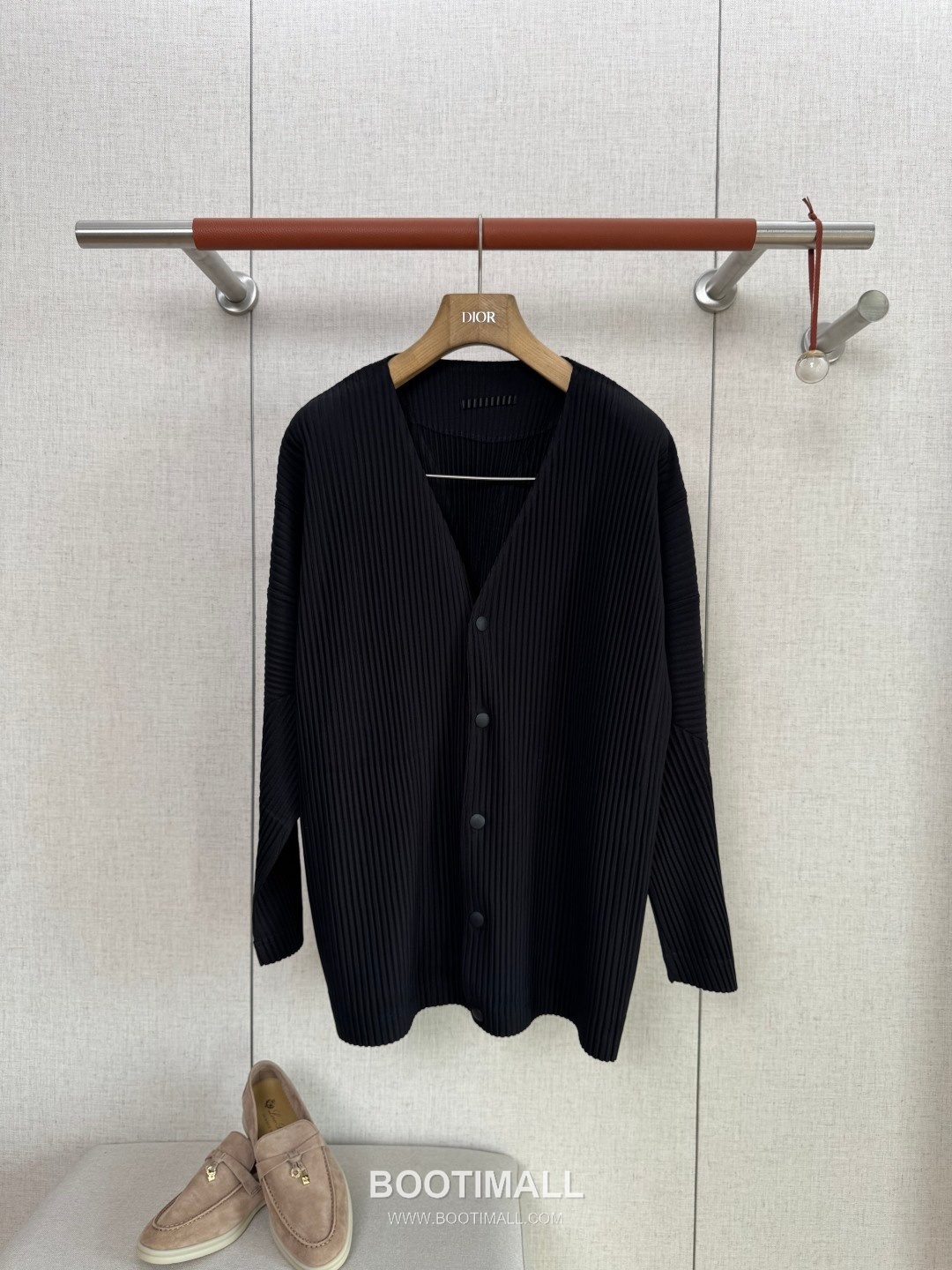 Issey Miyake Vertical Ribbed V-Neck Button Cardigan 이세이 미야케 버티컬 리브드 브이넥 버튼 카디건 1